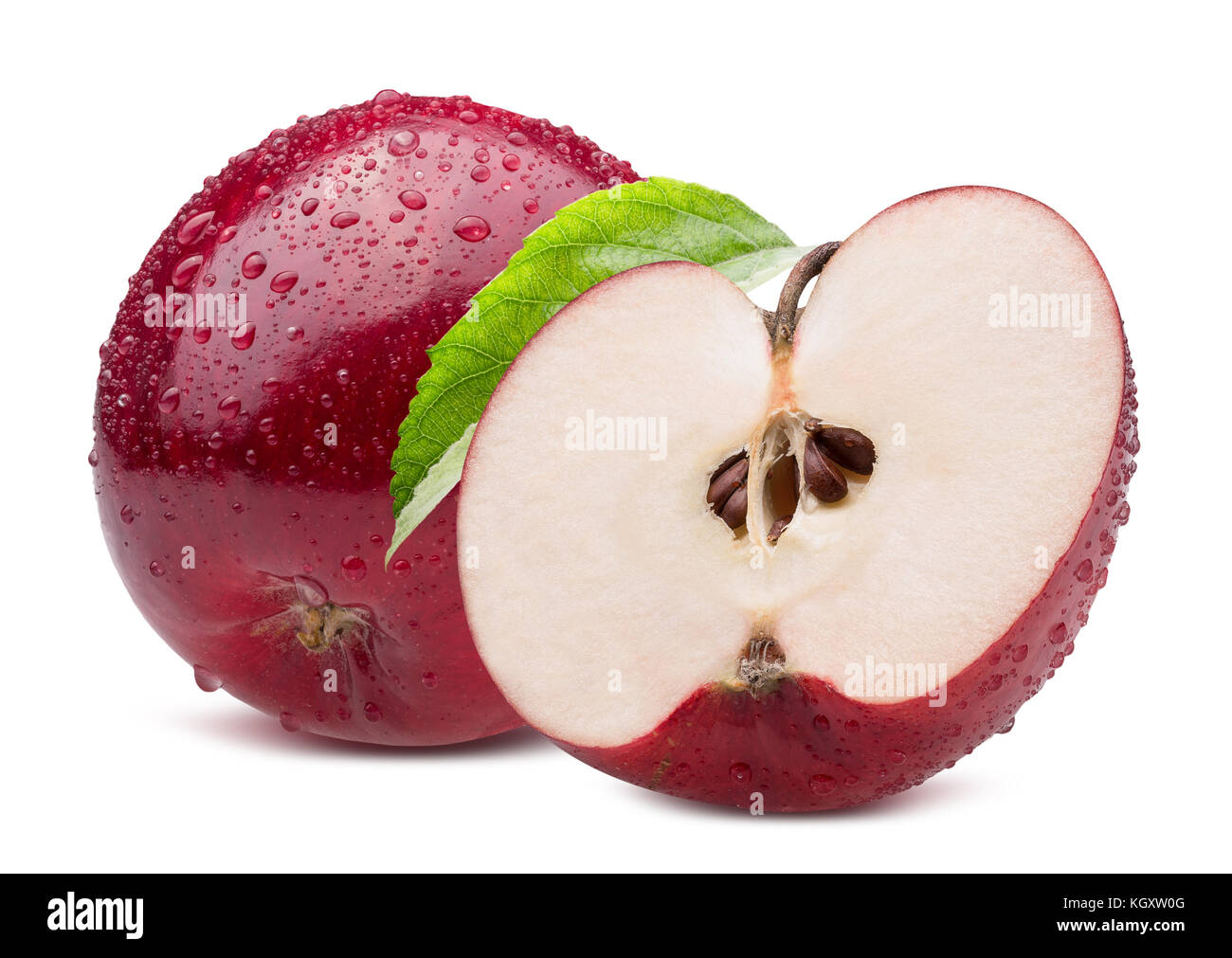 Red Apple mit der Hälfte der Apple im Wassertropfen auf einem weißen Hintergrund. Stockfoto