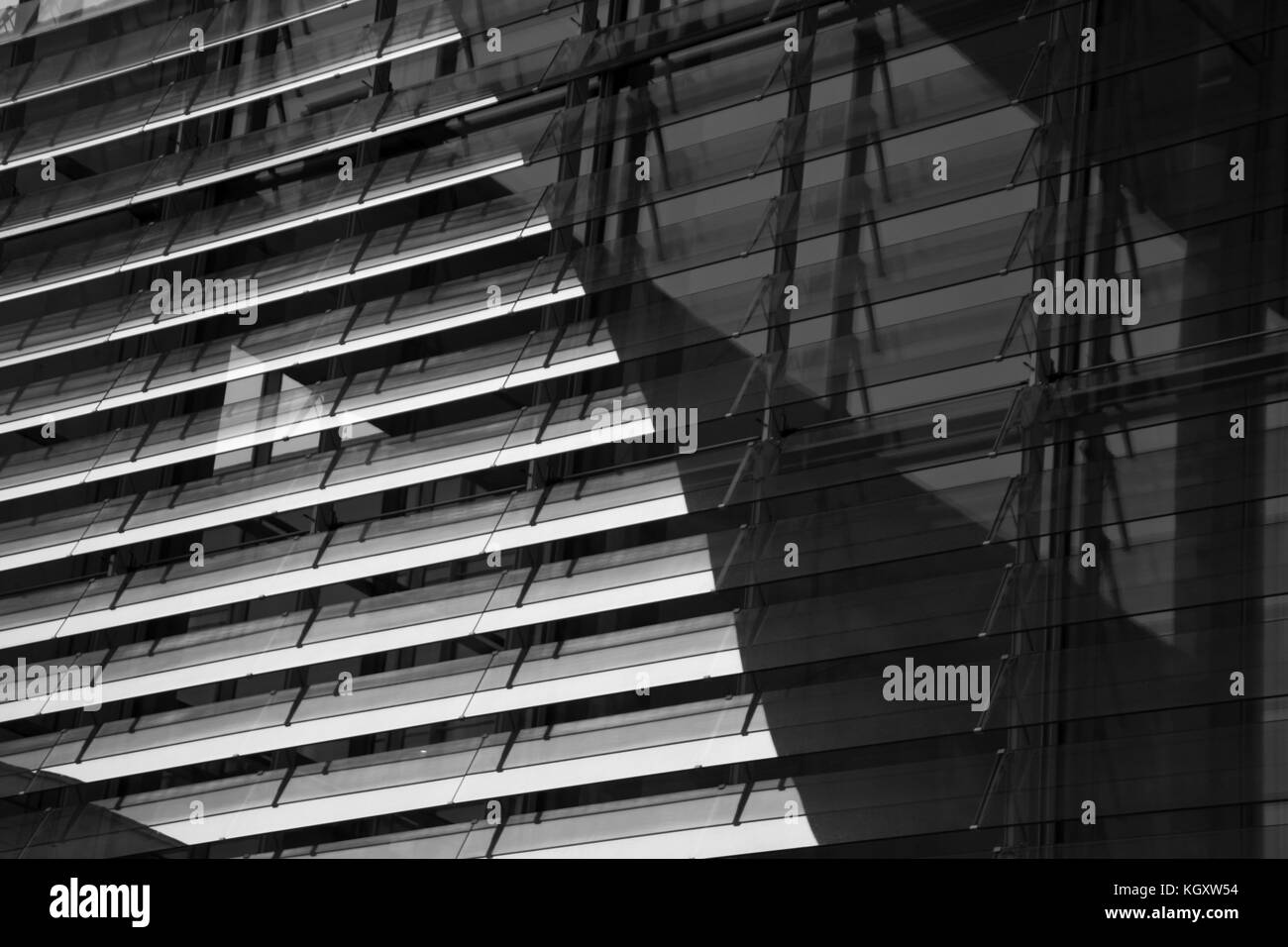 Hausfassade mit Spiegelungen im Fenster Stockfoto