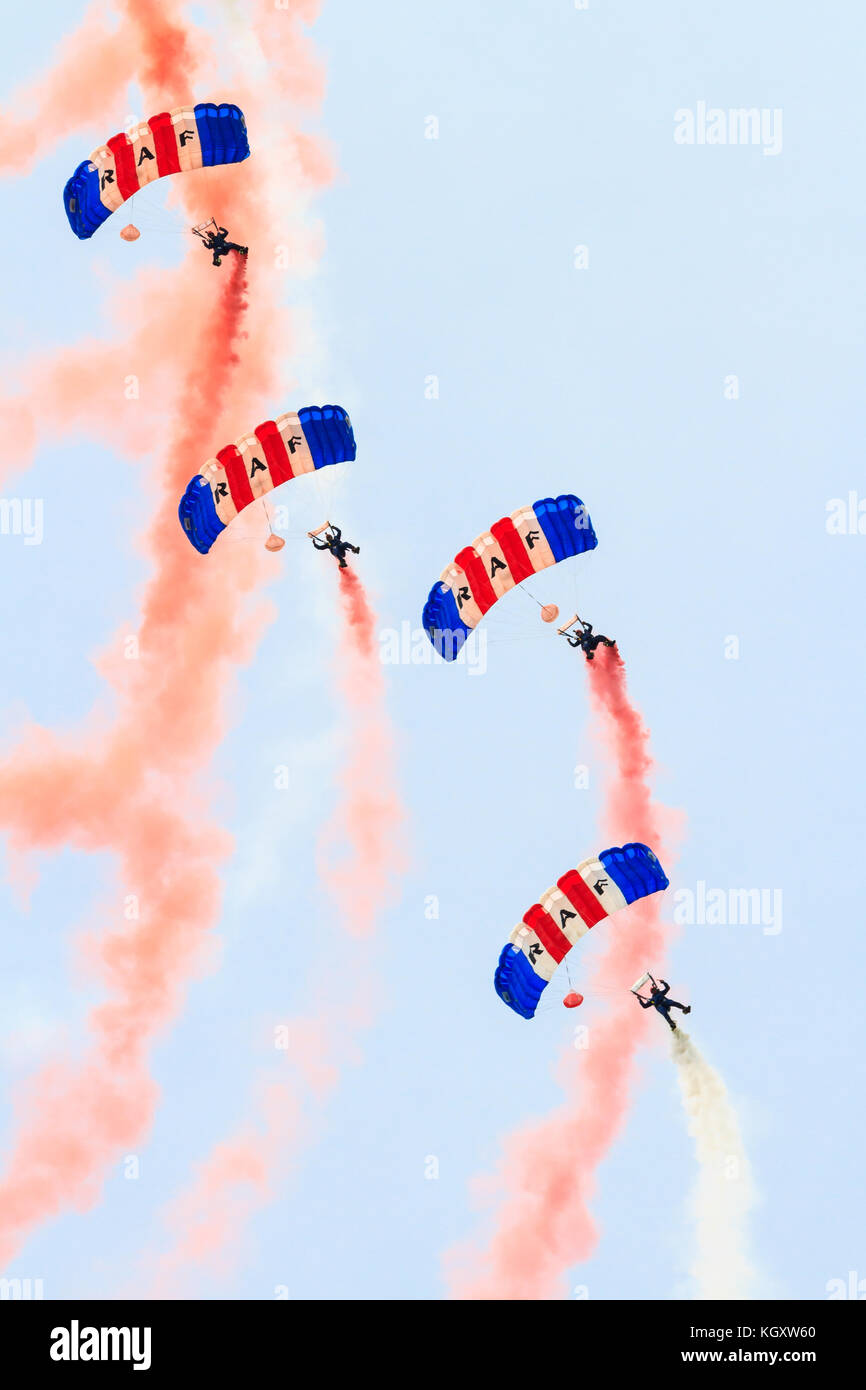 Die RAF Falken Fallschirm Display Team führen in den Himmel über Silverstone vor dem Britischen Grand Prix. Stockfoto