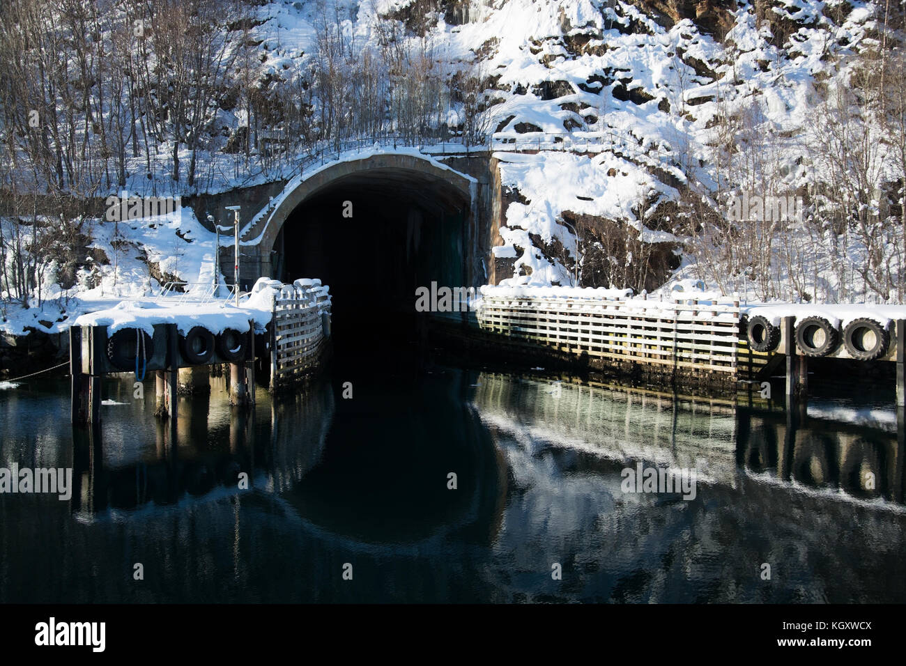 Eingang der ehemaligen u-boot Bunker in der Nähe von olavsvern Tromsoe, Norwegen. Stockfoto