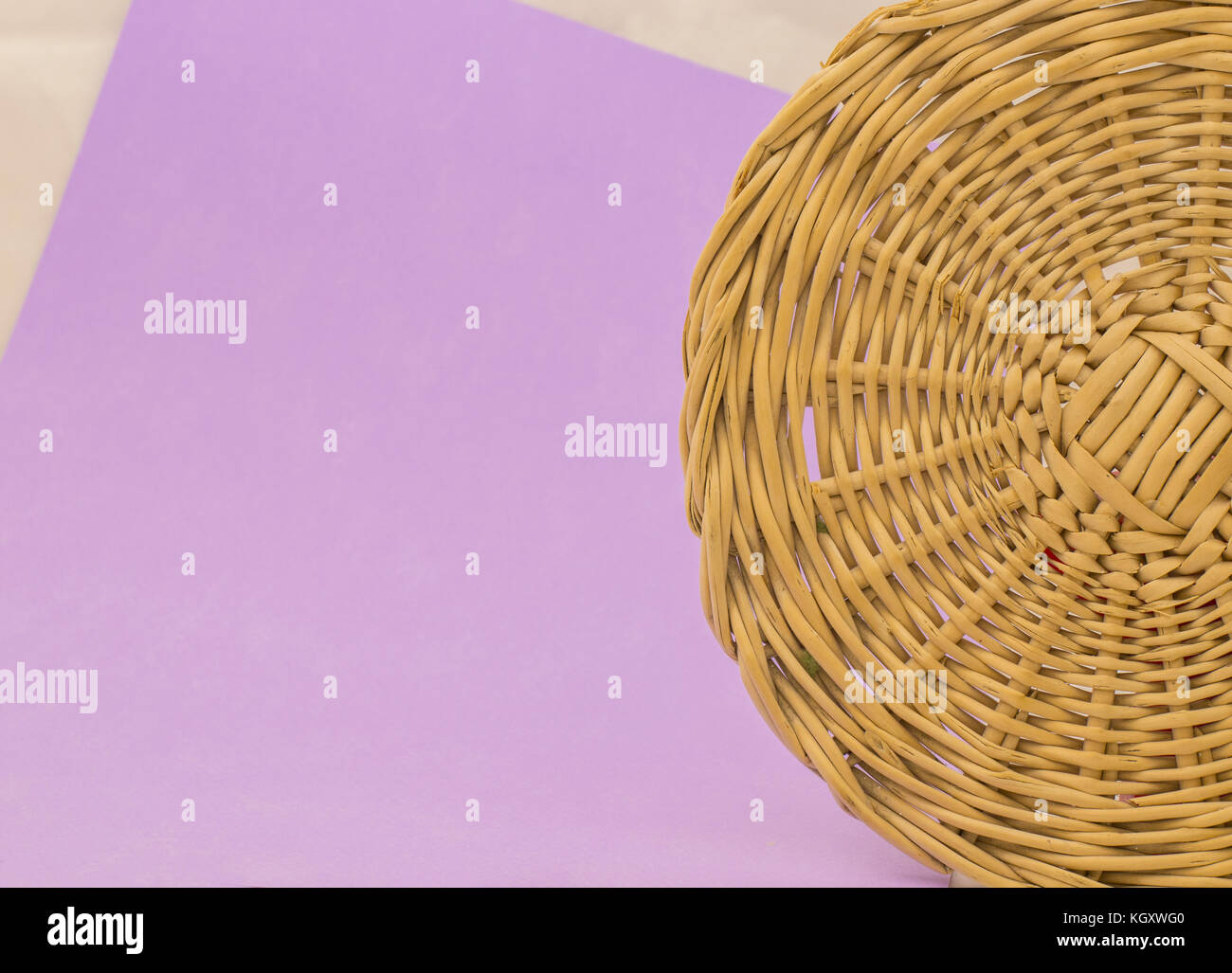 Hand Weidenkorb auf lila Hintergrund Stockfoto