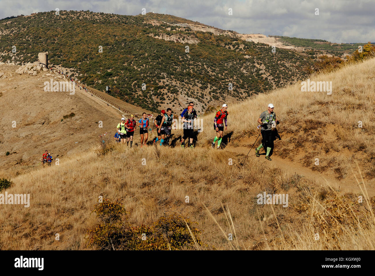 Gruppe Athleten Läufer laufen auf Mountain Trail während der Krim х ausführen Stockfoto