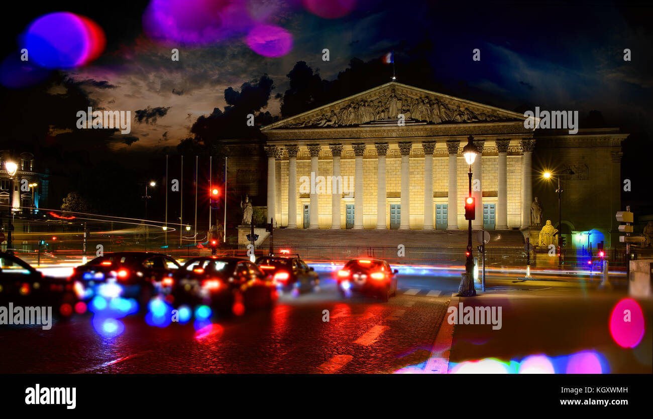 Palais Bourbon in Paris beleuchtete in Abend, Frankreich Stockfoto