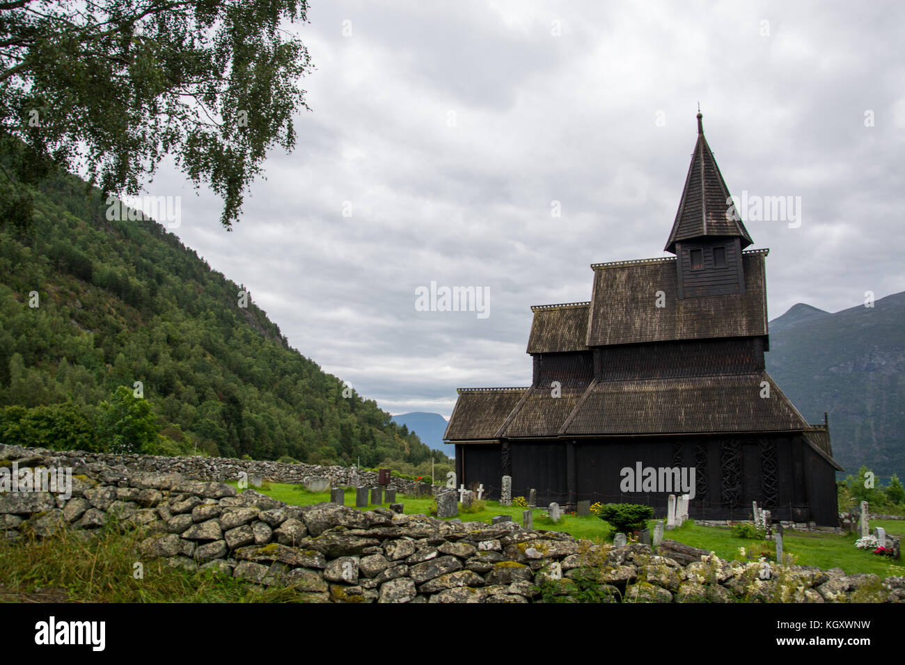 Die Stabkirche in Urnes ist die älteste der noch vorhandenen 28 Stabkirchen in Norwegen. Stockfoto