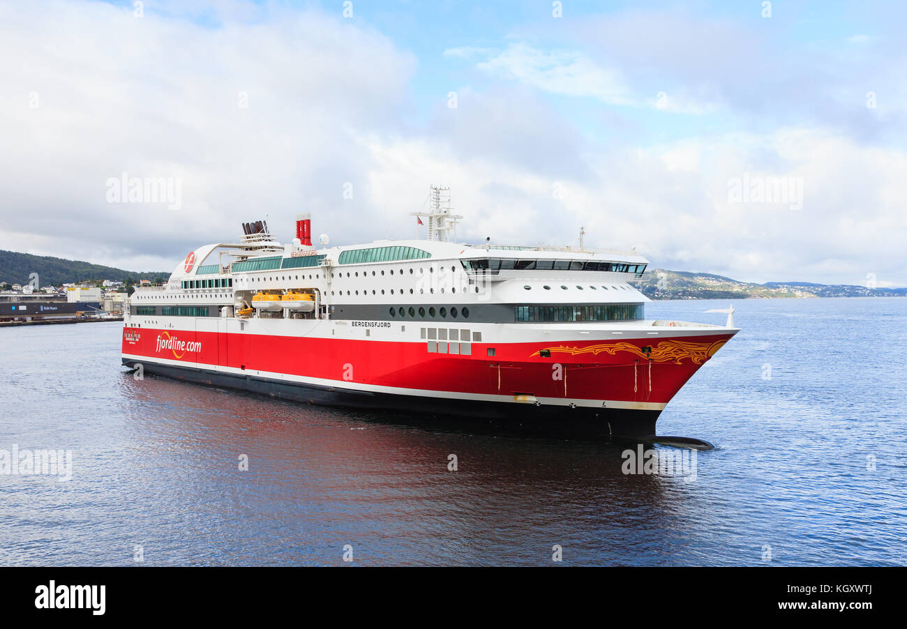 Eine Kreuzfahrt, Fähre namens Bergensfjord kommt in den Hafen von Bergen. Das Schiff wird von Fjord Line besessen und begann sie Segeln im März 2014. Stockfoto