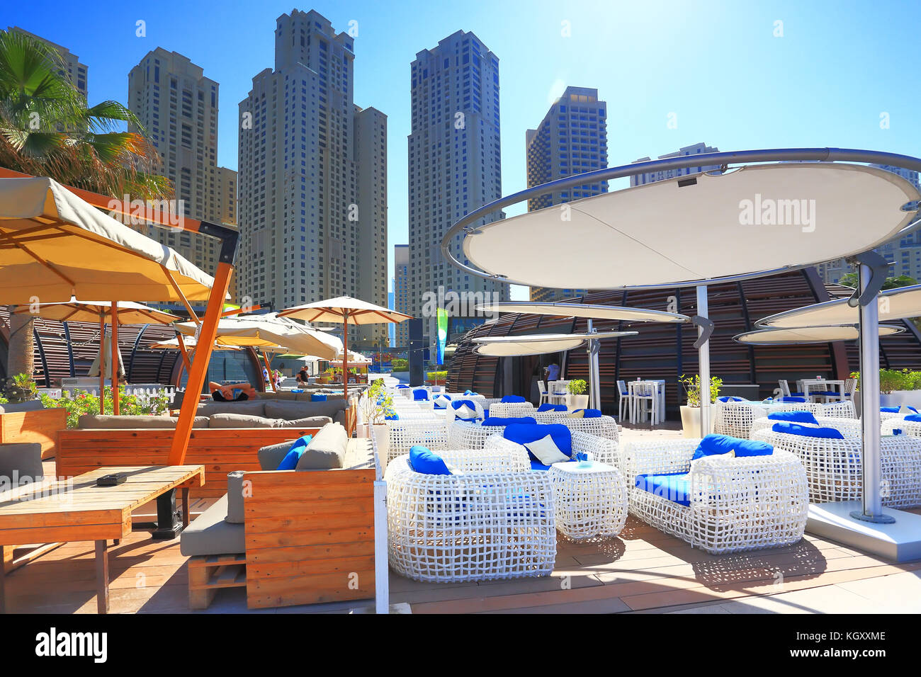 Marina Bay District in Dubai. Im Außenbereich Restaurant Tabellen auf Wolkenkratzer Hintergrund an einem sonnigen Tag. Stockfoto