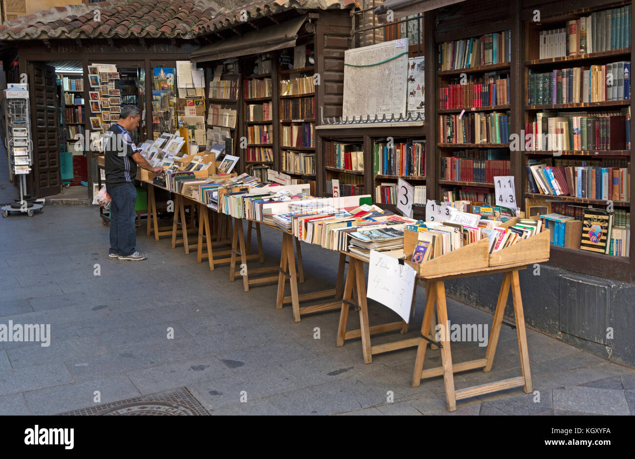 Bücher auf Anzeige Verkaufsständen außerhalb Book Shop in der Calle Mayor, Madrid City Centre, Spanien Stockfoto