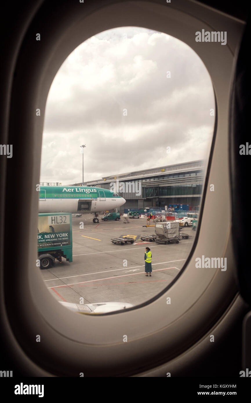 Blick durch das Flugzeug Fenster, während sie darauf warten, vom Flughafen Dublin, Irland Stockfoto