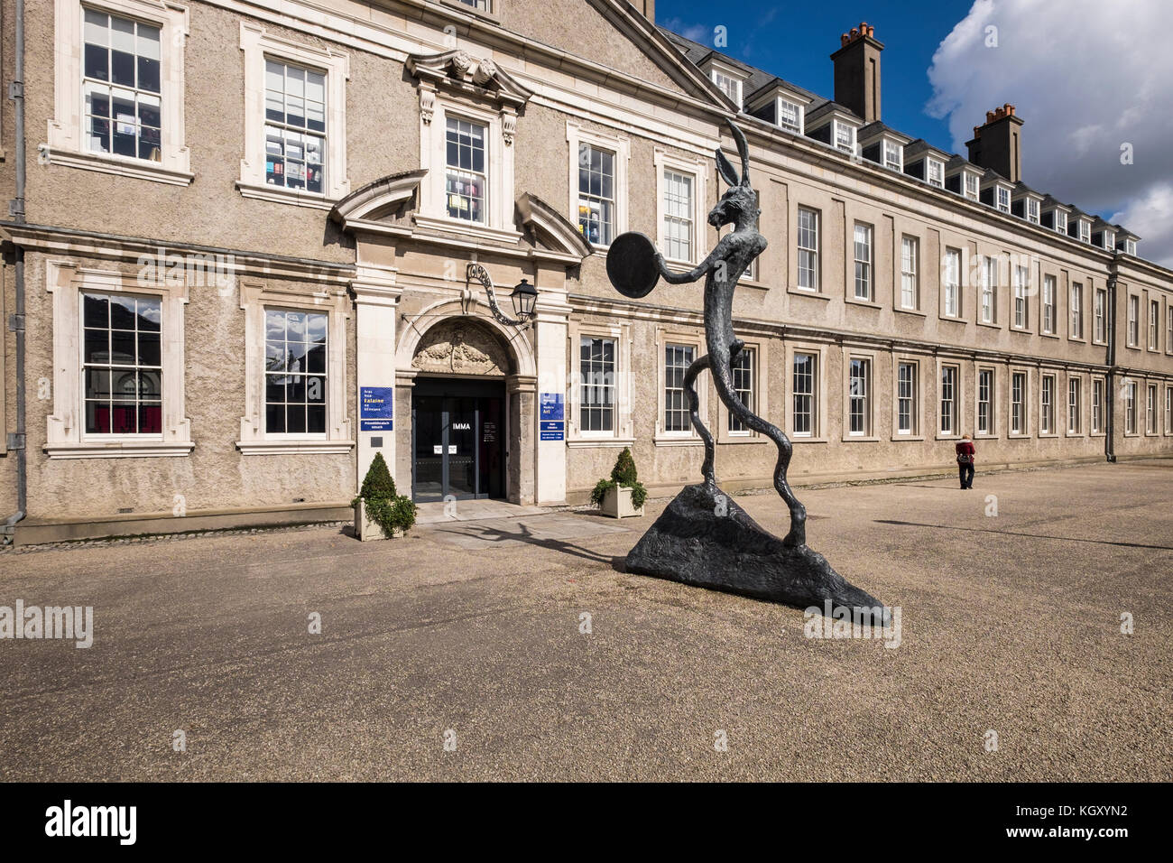 15 ft - hohe Bronzeskulptur eines lebhaften Drumming Hase "Der Drummer" von Barry Flanagan außerhalb das Irische Museum für Moderne Kunst auch bekannt als IMMA, in Th Stockfoto