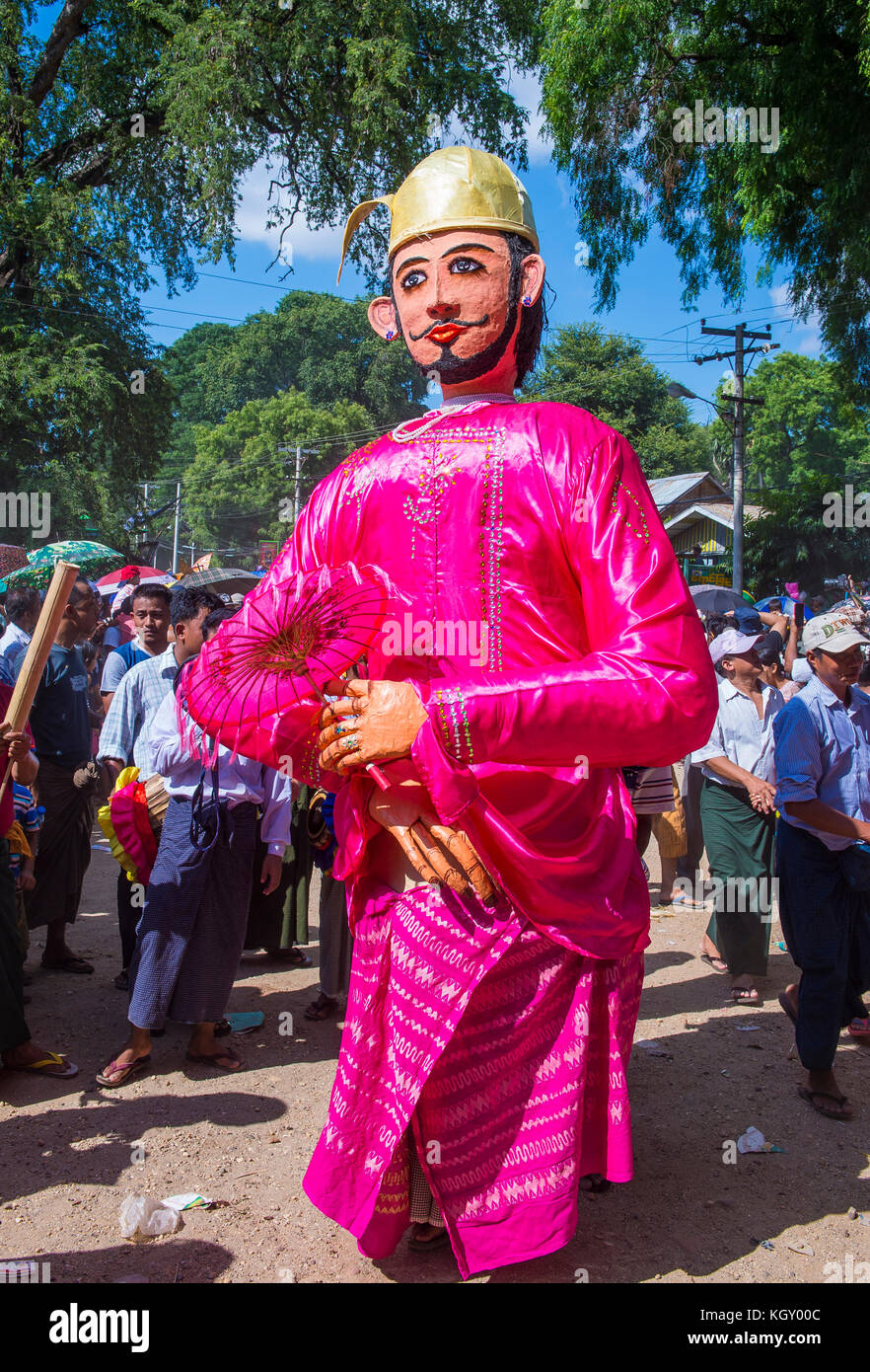 Die Teilnehmer in einem lokalen Dorf Festival in einem Dorf in der Nähe von Bagan Myanmar Stockfoto