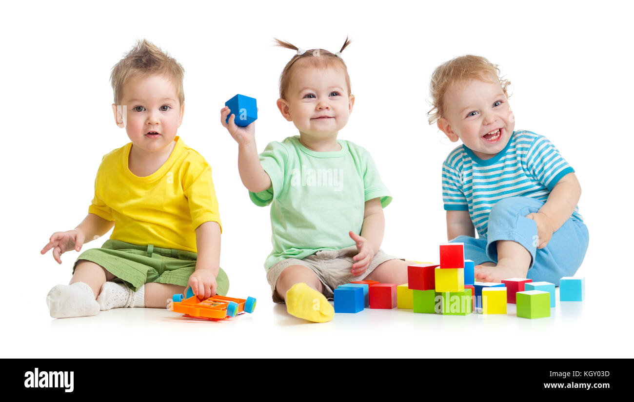 Lustige Kinder Gruppe spielen farbenfrohen Spielzeuge isoliert auf weißem Stockfoto