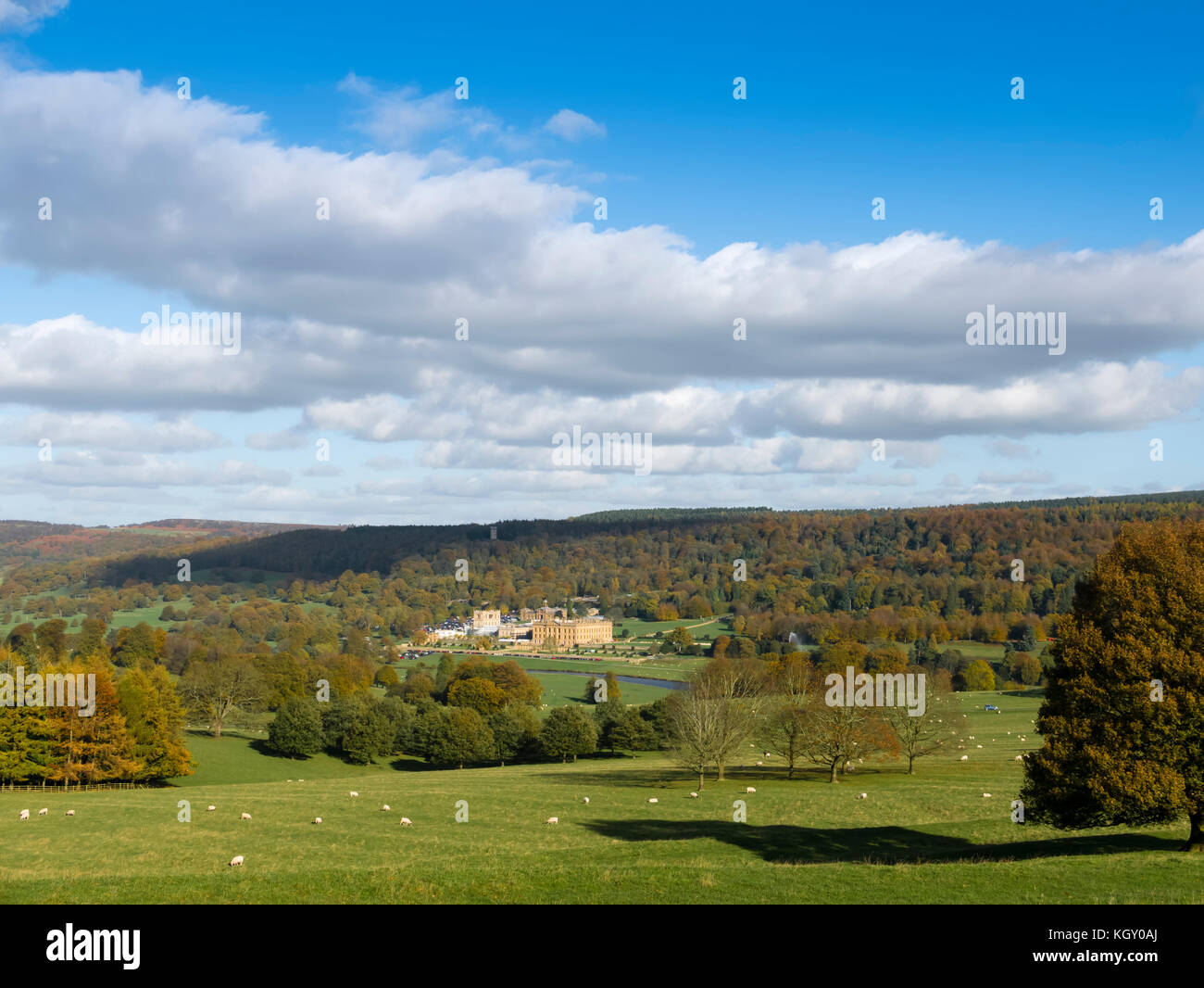 Die Anwesen von Chatsworth im Herbst, Peak District National Park, Bakewell, Derbyshire, England, UK. Stockfoto