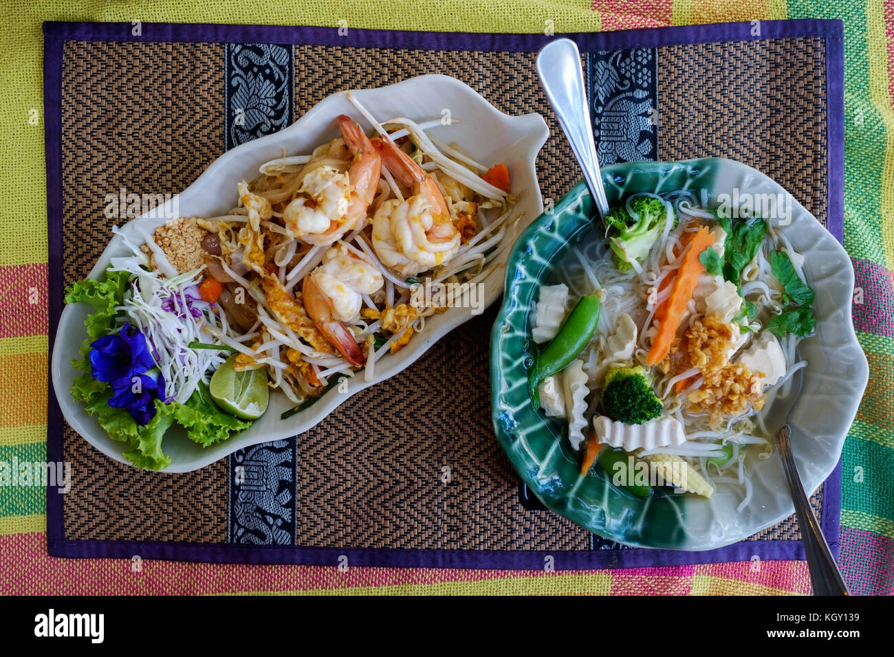Zwei Gerichte mit traditionellen Thai Food Küche von oben Stockfoto