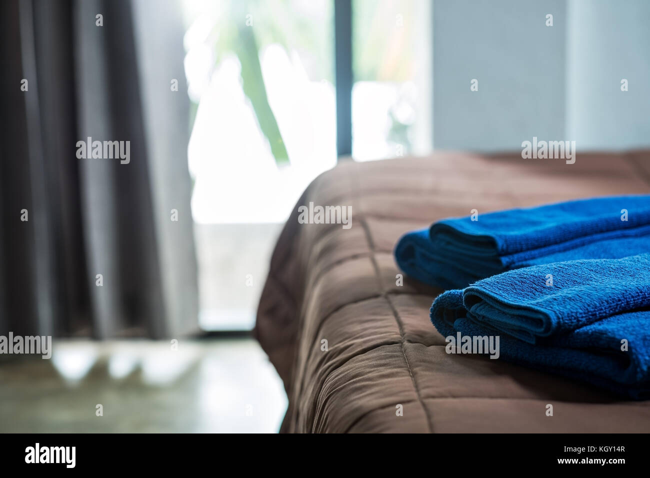 Setzen Sie zwei blaue sauber frisches Handtuch auf einem Bett im Hotel Stockfoto