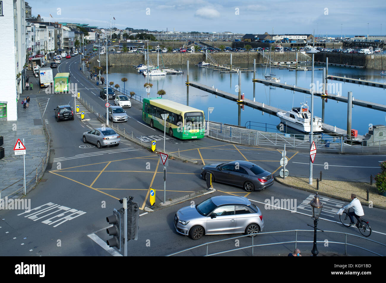 Dh St Peter Port Guernsey Guernsey bus Verkehr filter Hafen waterfront Straße Kanal Inseln Stockfoto