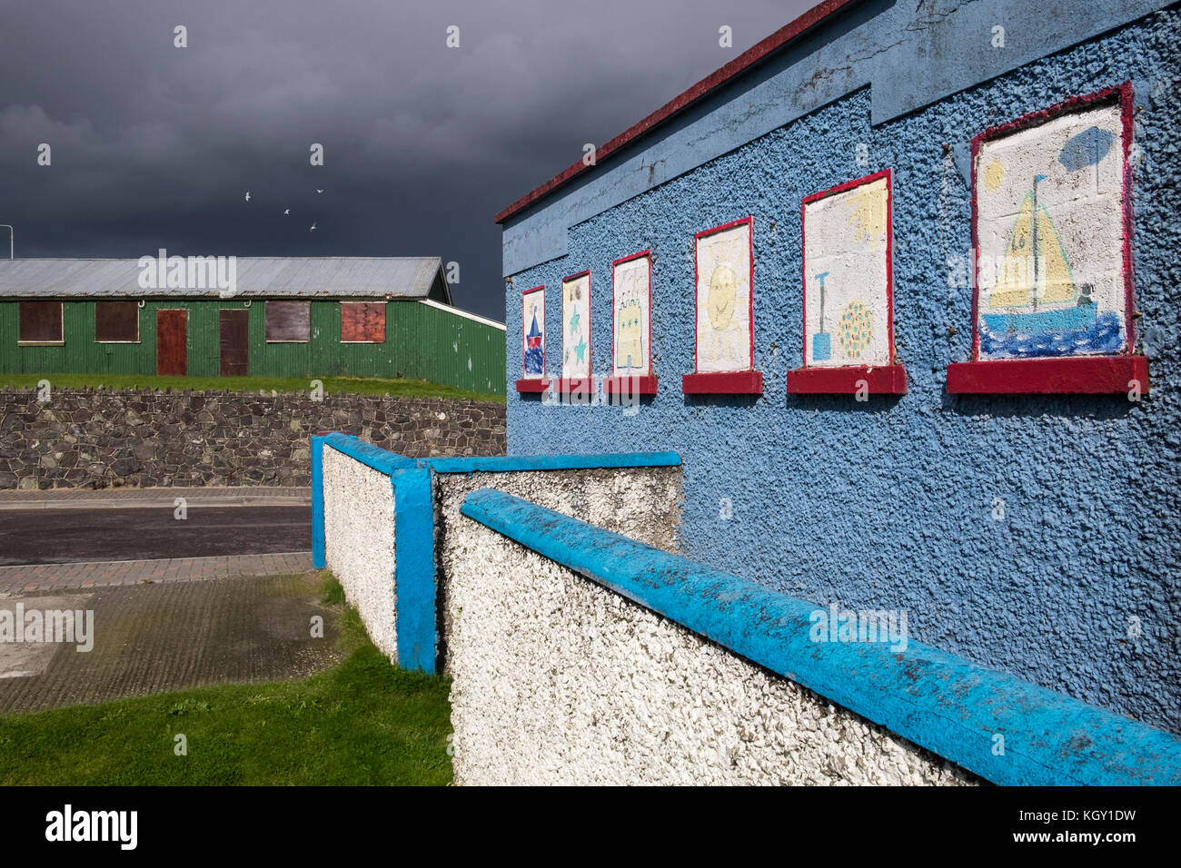 Naiv gemalten Windows auf einem Pebble Dash Gebäude und Wellpappe Zinn Hütte in Laytown, County Meath, Irland Stockfoto
