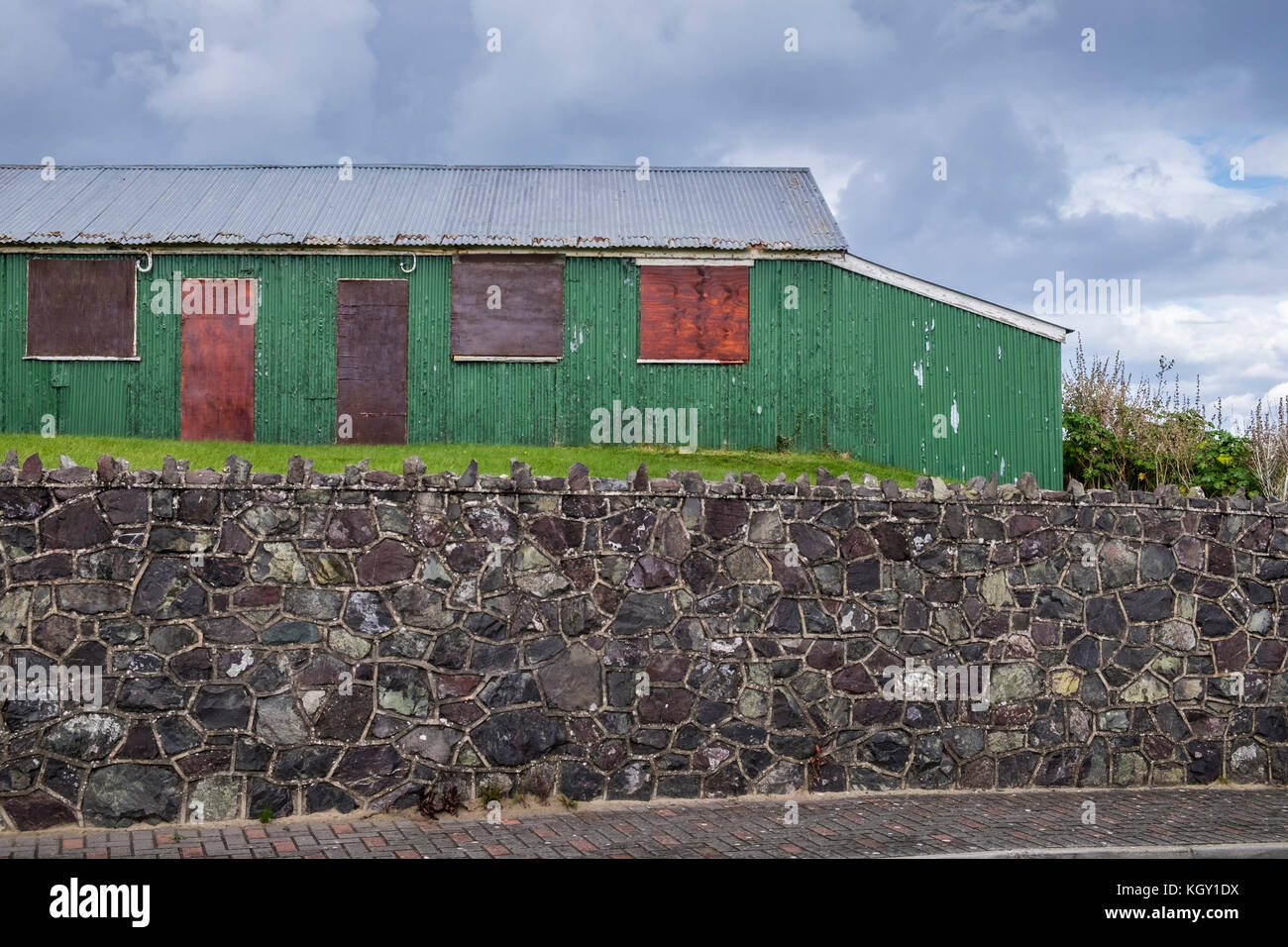Wellblech vergossen, Zinn Hütte, Industriebrachen, Laytown, County Meath, Irland an Bord Stockfoto