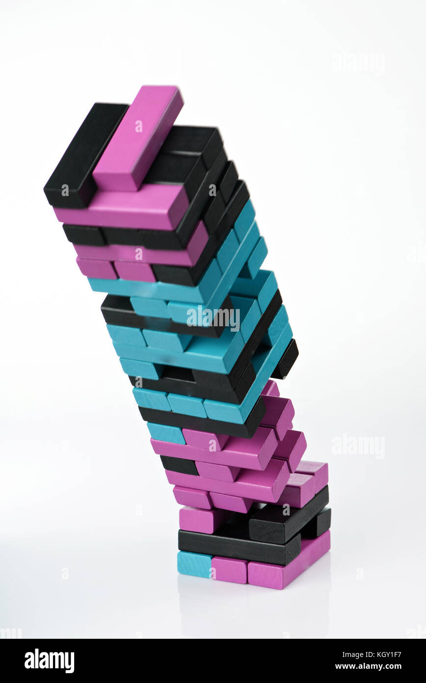 Der hölzerne Ziegelturm. Gefahr Thema Konzept Stockfoto