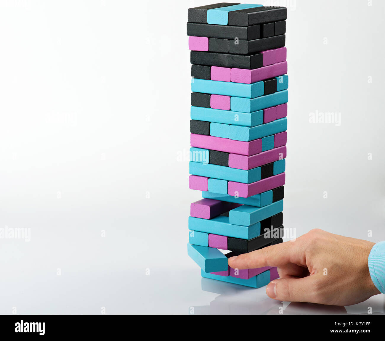 Risiko Wahl Konzept. Unter einem Backstein aus hölzernen Turm Stockfoto