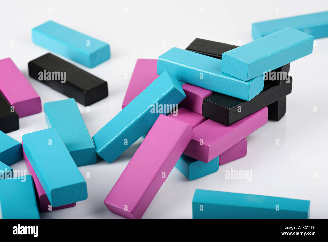 Herbst Holz- bunte Blöcke auf weißem Hintergrund Stockfoto