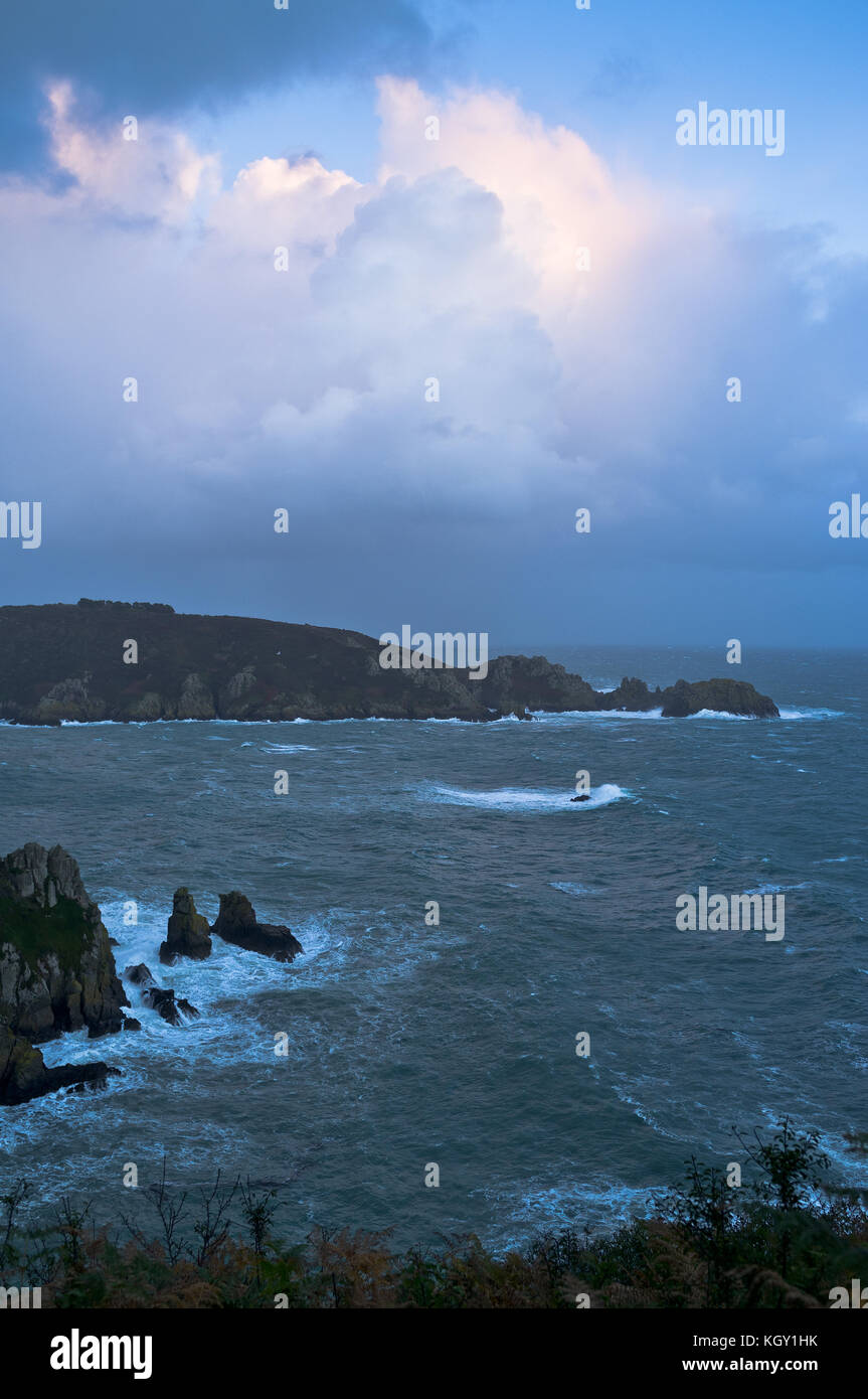 Dh Jerbourg Point St Martin Guernsey Guernsey Südküste stürmisches Wetter Wellen im Meer dramatische sky Dark Island Stockfoto