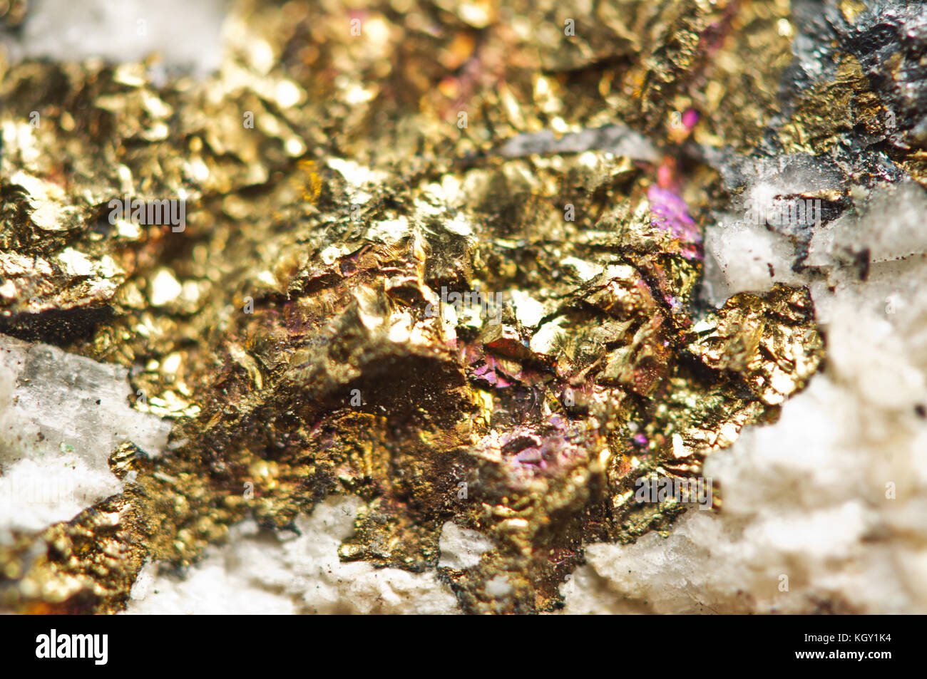 Goldener Hintergrund. Natürliches Gold-Mineral. Makrofoto des Edelsteins. Stockfoto