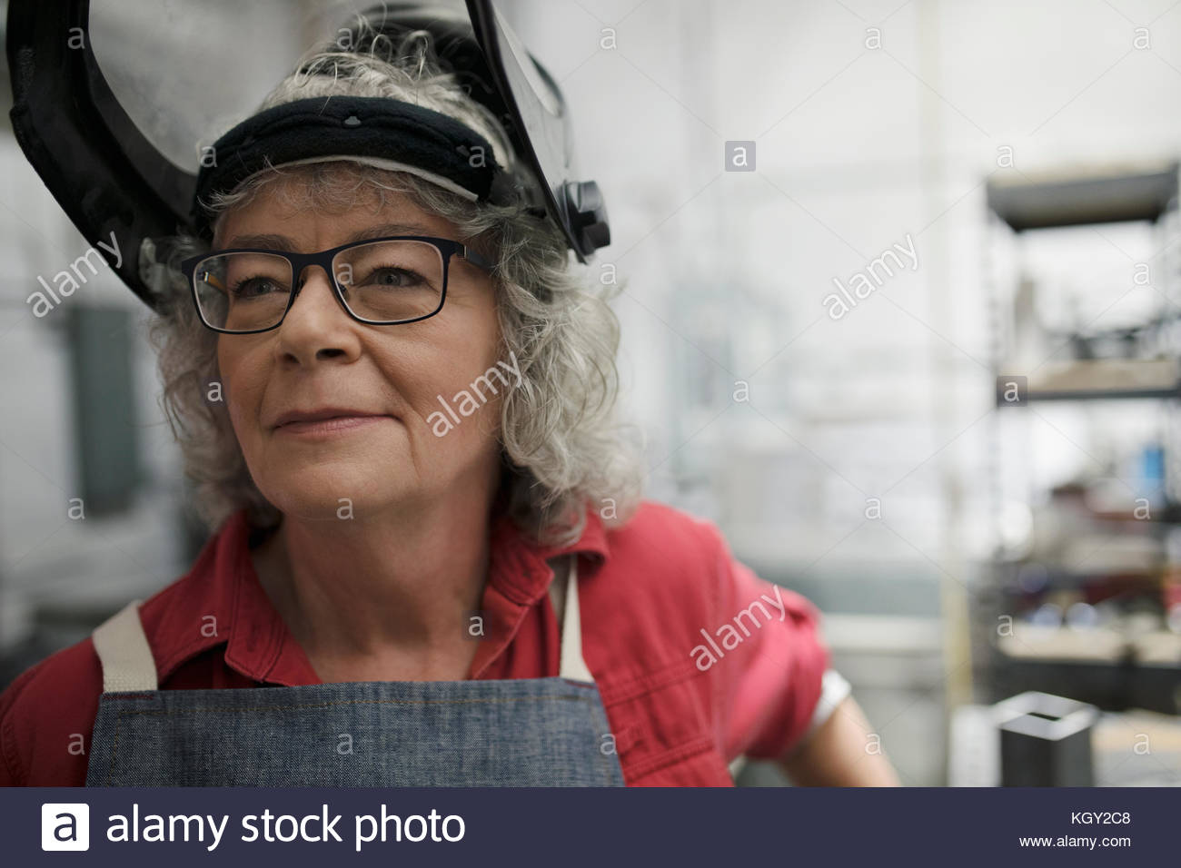 Close up zuversichtlich älteren weiblichen Schweißer Schweißen Maske weg schauen Stockfoto