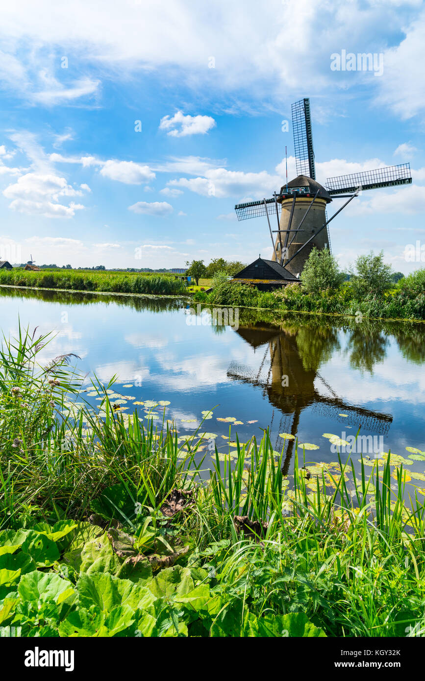 Mühle über Wasser in kinderdijk Bezirk beliebten Reiseziel mit seinen malerischen Felder, Teiche, canls und Windmühlen in der Nähe von Rotterdam, Holland. Stockfoto