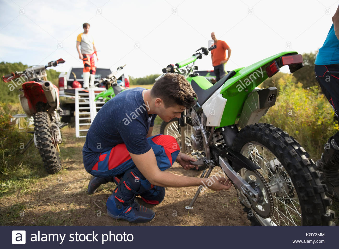 Junger Mann, zur Festsetzung Motorrad Stockfoto