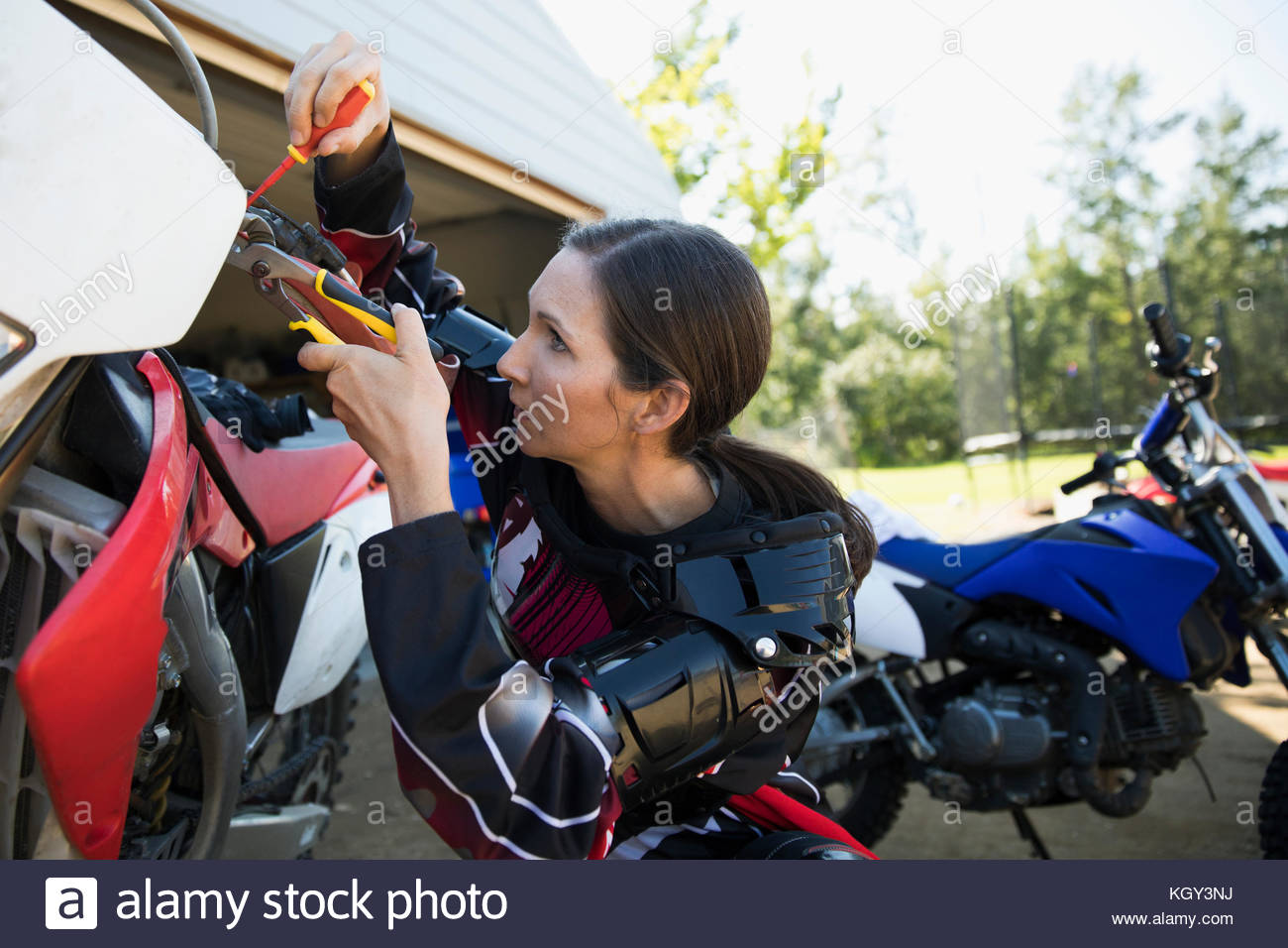 Frau zur Festsetzung Motorrad in der fahrstrasse Stockfoto