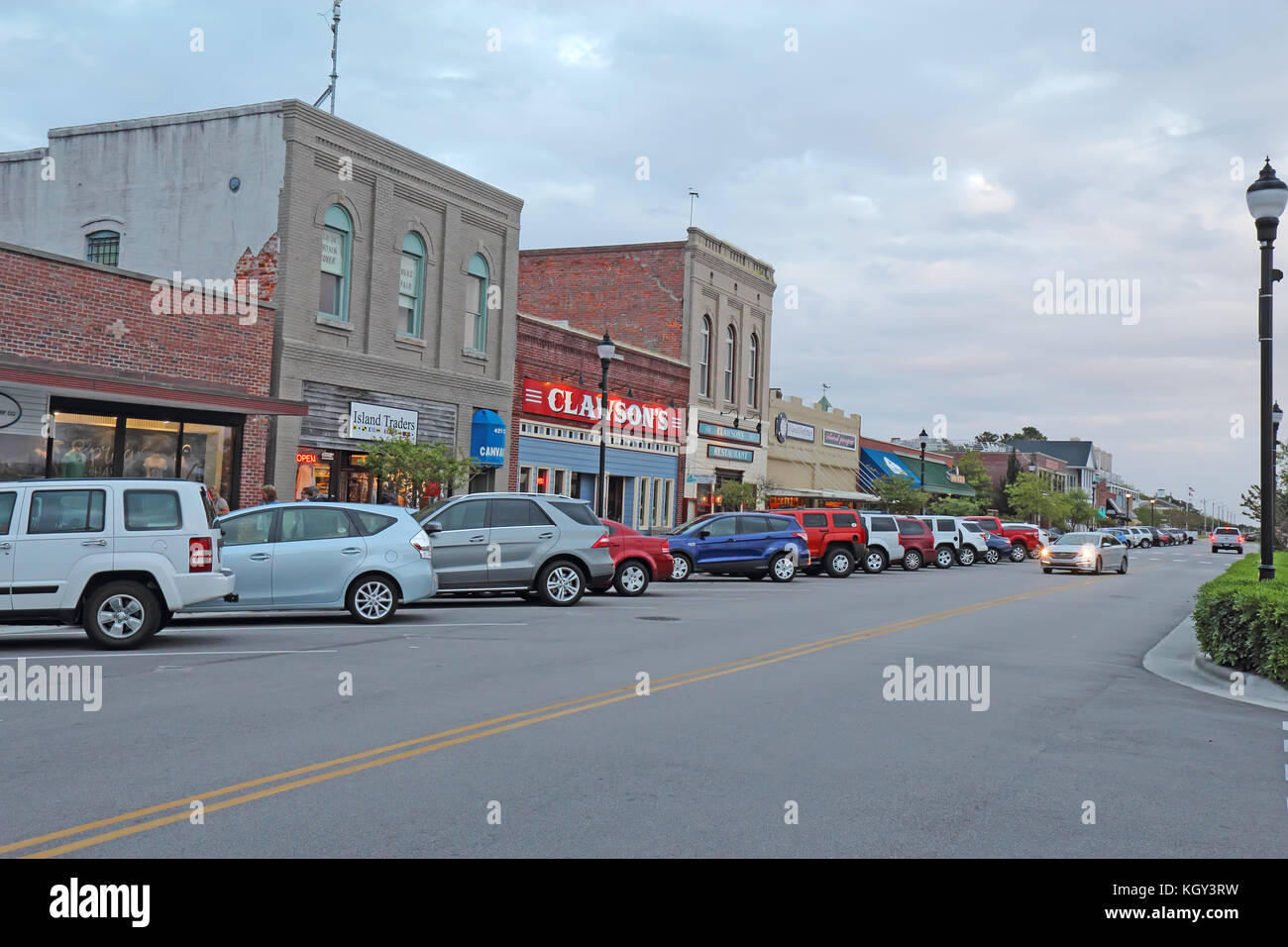 Beaufort, North Carolina - 18. April 2017: Unternehmen, die auf der Front Street in der Innenstadt von Beaufort, die dritte - älteste Stadt im Staat, als "Amerika coo bewertet Stockfoto