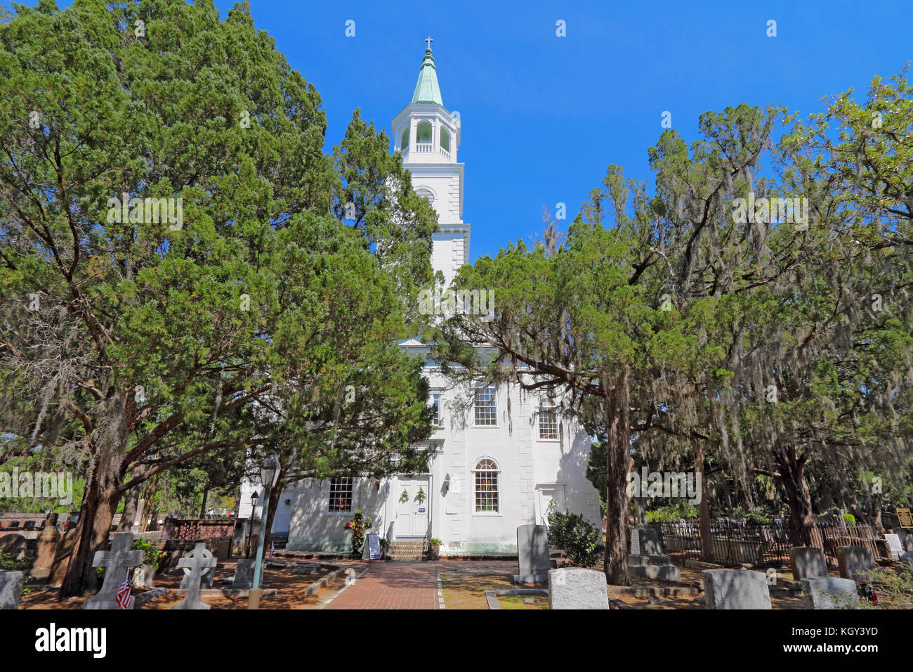 Beaufort, South Carolina - 16. April 2017: Hauptgebäude, Turm und ein Teil der Friedhof an der Pfarrkirche St. Helena. Das derzeitige Gebäude Datum Stockfoto