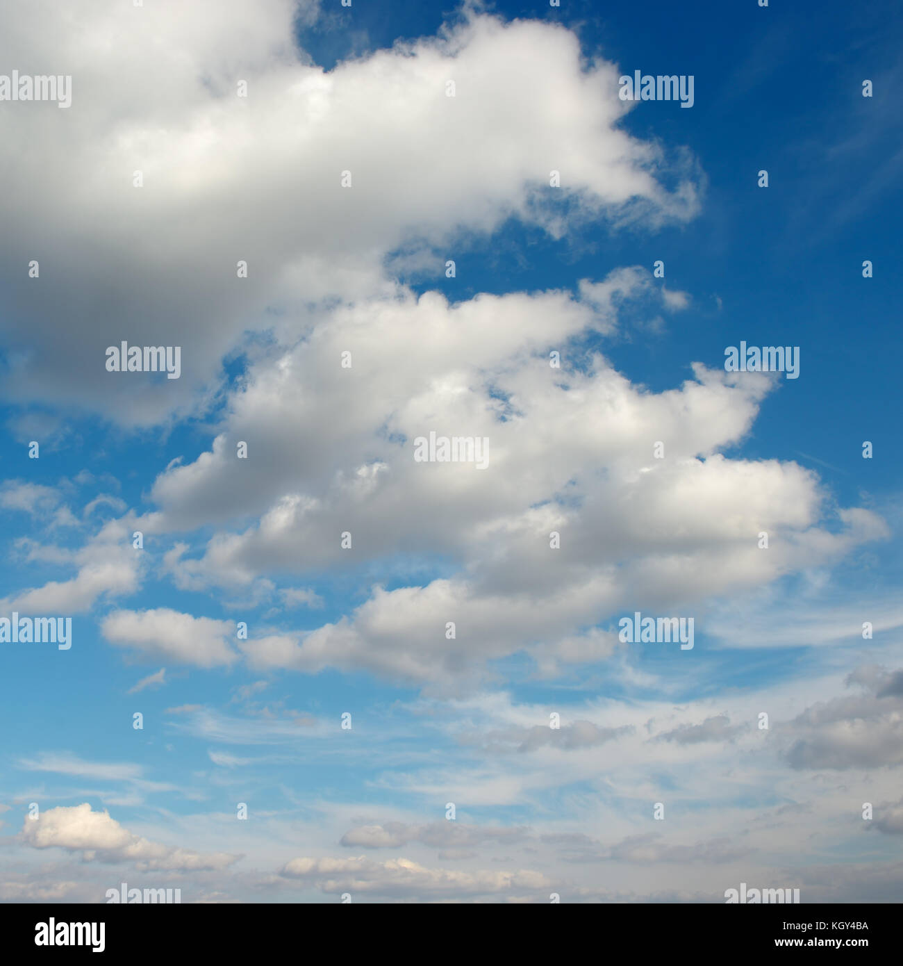 Cirrus Wolken im blauen Himmel. schönen natürlichen Hintergrund. Stockfoto