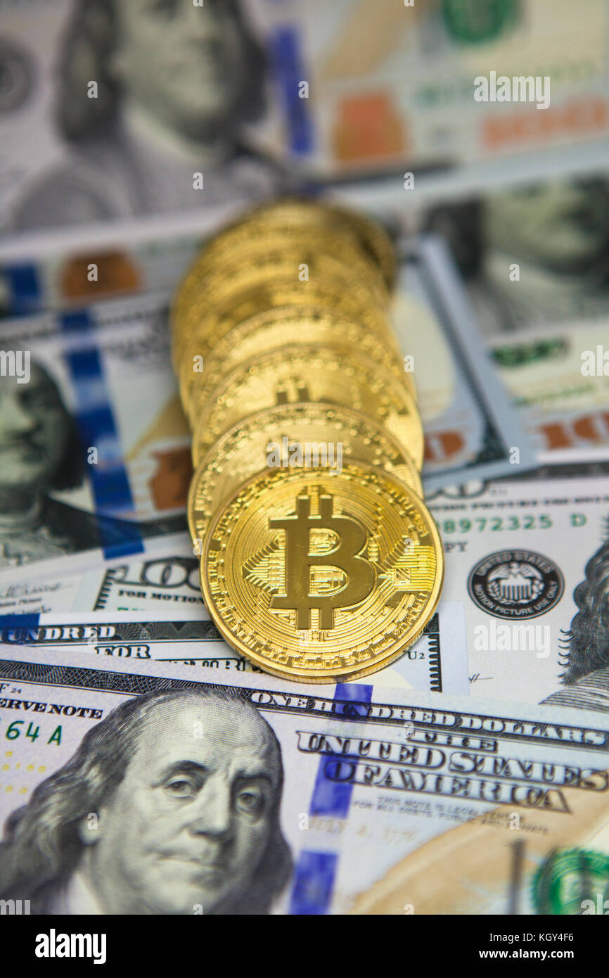$100 Rechnungen und bitcoin Stockfoto
