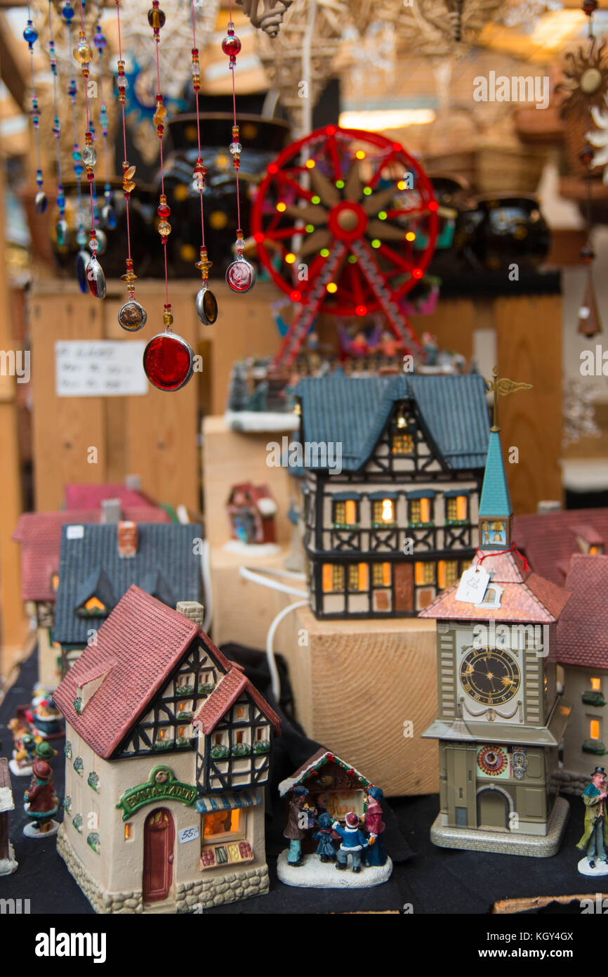 Handwerkliche miniatur Häuser zum Verkauf an der Zürcher Weihnachtsmarkt. Stockfoto