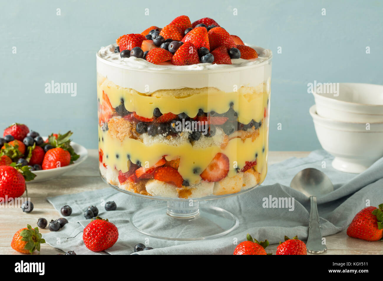 Süßes hausgemachtes Erdbeer trifle Dessert mit Pudding und Kuchen Stockfoto