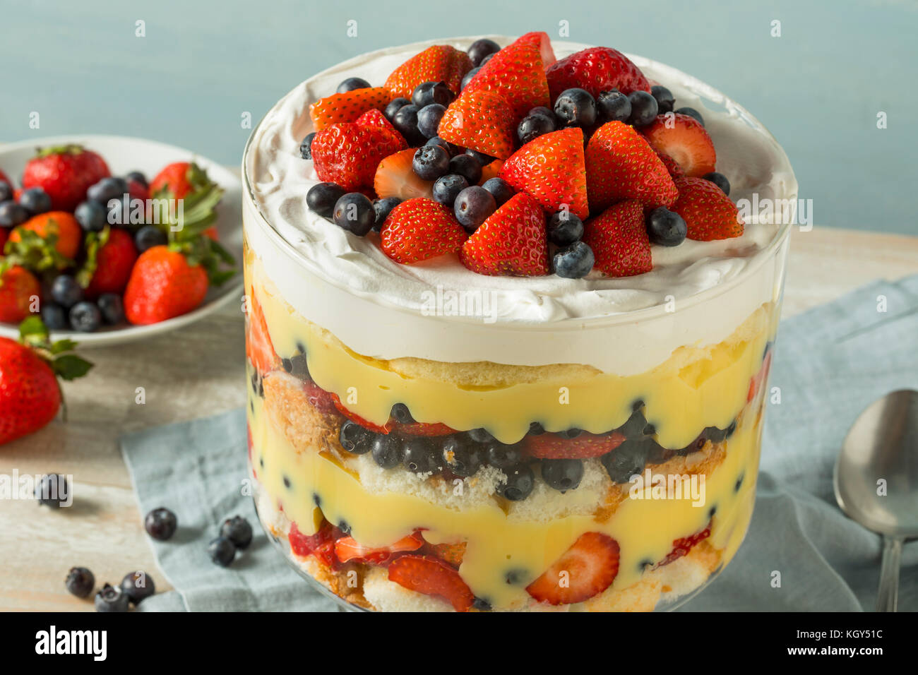 Süßes hausgemachtes Erdbeer trifle Dessert mit Pudding und Kuchen Stockfoto