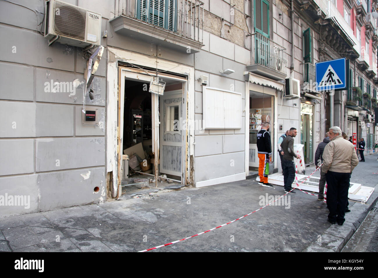 Neapel, Italien. 10 Nov, 2017. Heute, am 10. November, eine Bombe in der Nacht in einer Bar in Enrico pessina Street, im historischen Zentrum von Neapel. Um drei Uhr eine Boje aufwachte Bewohner. eine Verpuffung, die zerstörten Gebäude Windows vor der Bar und einige geparkte Autos gesendet. Opfer des Angriffs ist 'Le schäbig Cafe'. Schäden am Eingang und im Inneren der Räumlichkeiten. Credit: Fabio Sasso/Pacific Press/alamy leben Nachrichten Stockfoto