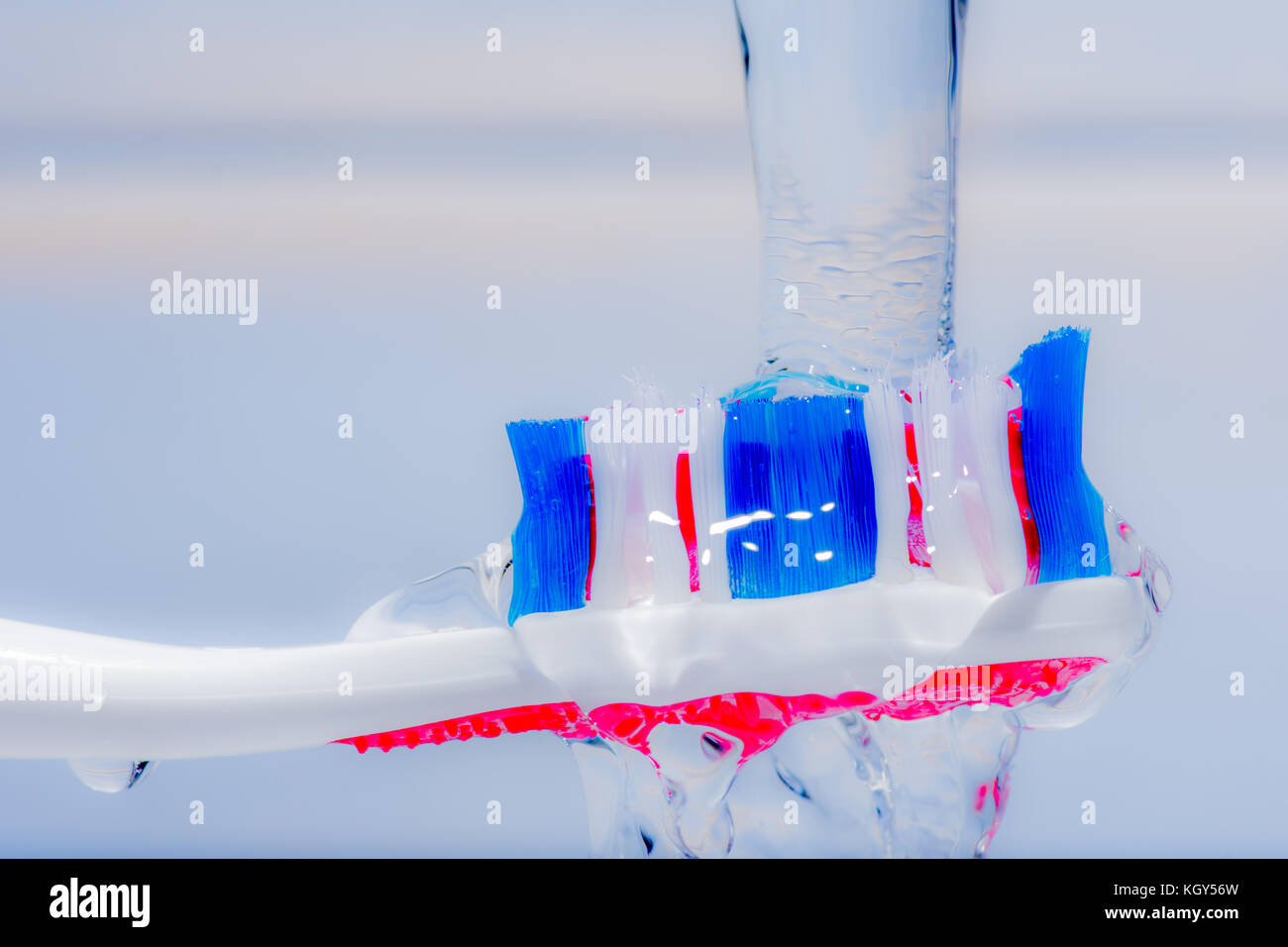 Bunte Zahnbürste unter Wasser. Stockfoto