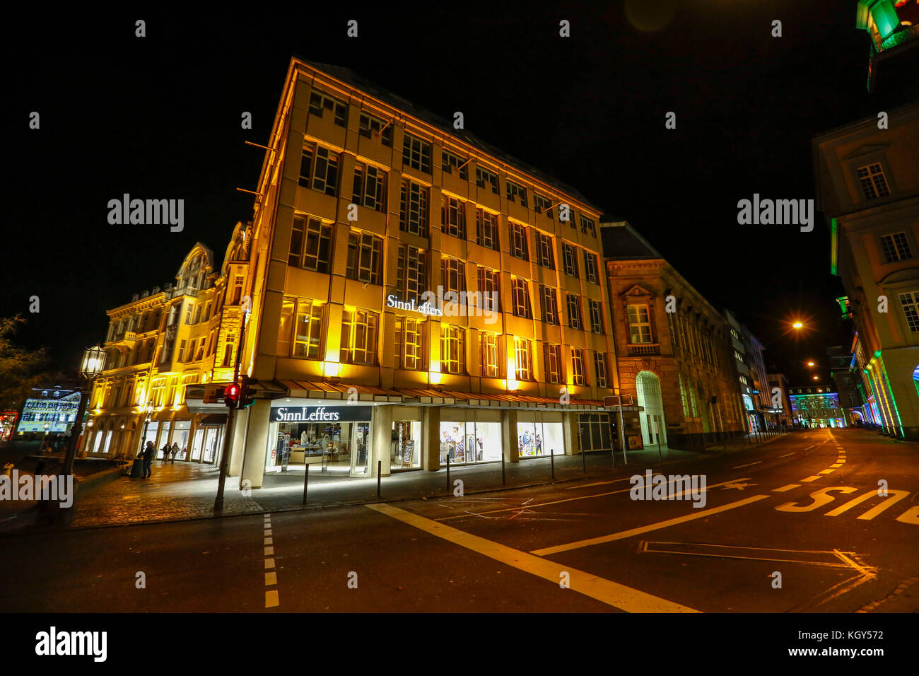 Nachtsicht auf die Innenstadt von Bonn in Deutschland. Stockfoto