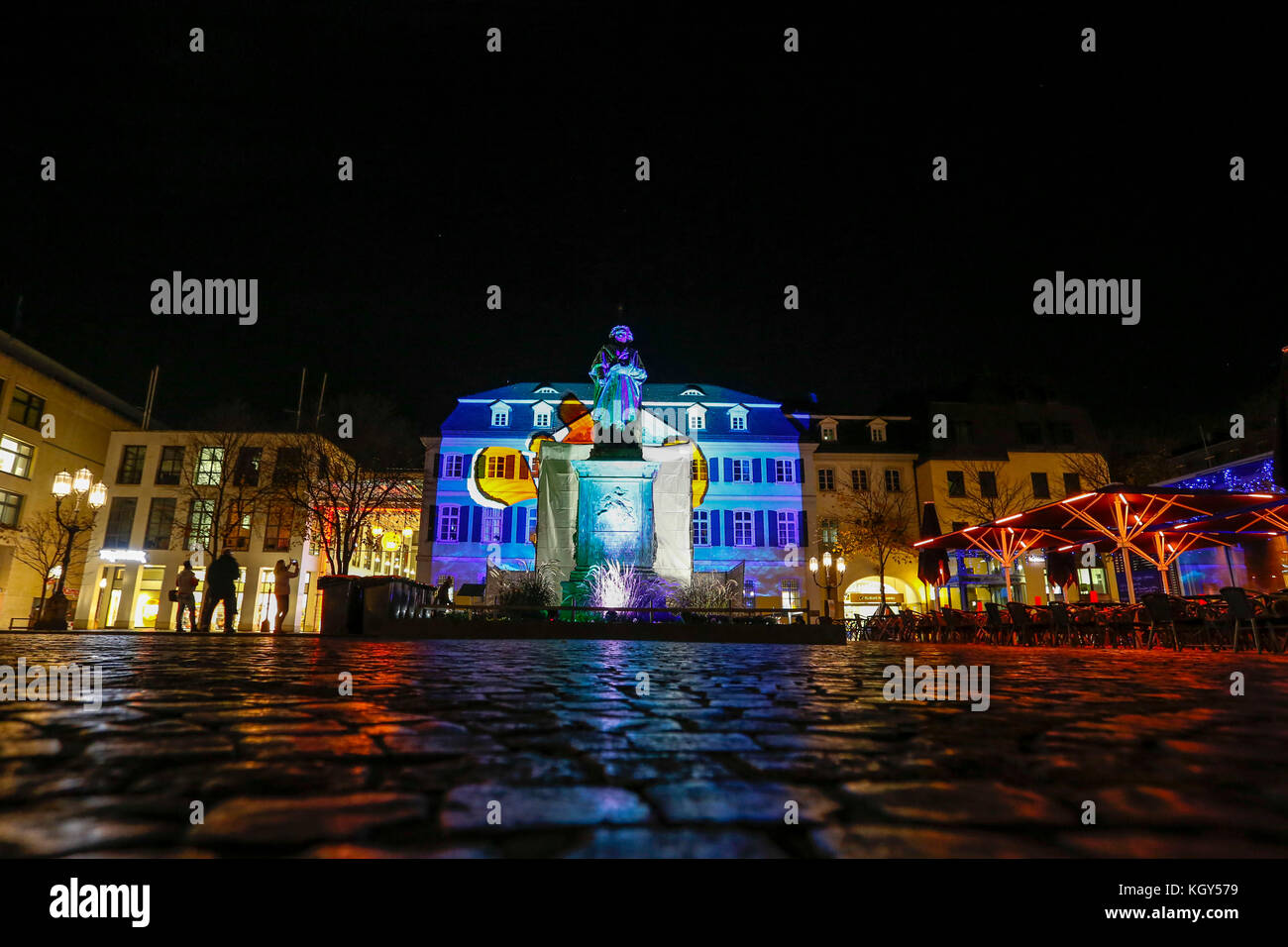 Das Beethoven-Denkmal ist eine große Bronzestatue von Ludwig van Beethoven, die auf dem Münsterplatz in Bonn, Beethovens Geburtshaus, steht. Deutschland Stockfoto