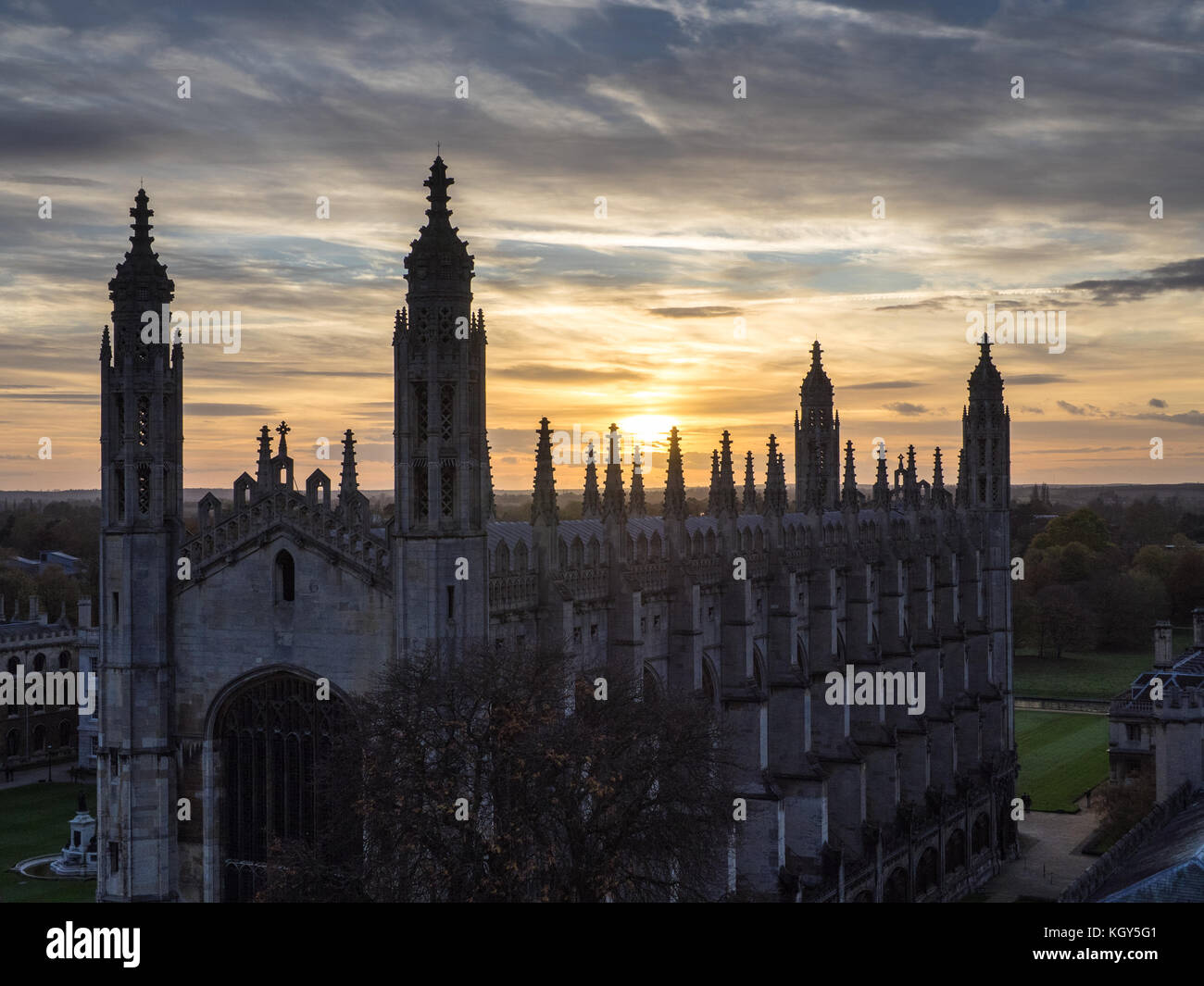Kings College Chapel Cambridge - die Turmspitzen der Kapelle gegen die untergehende Sonne Stockfoto