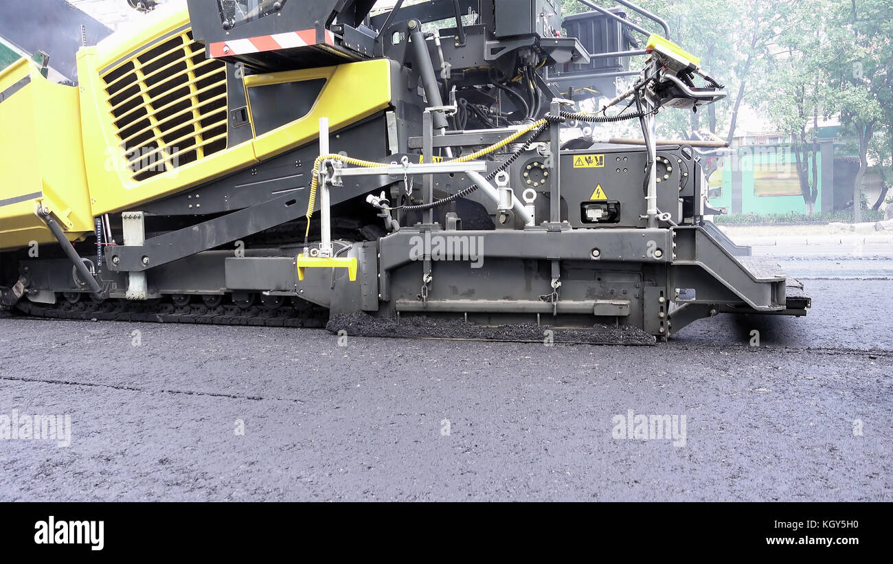 Straßenbau. Anwendung der neuen heißen Asphalt. Stockfoto