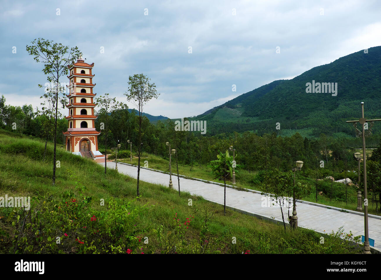 BINH DINH, VIETNAM, historischer Ort in Tay Son, inhärent in Nguyen Hue Held, Tempel auf einem Berggipfel für Opfer Himmel und Erde Stockfoto