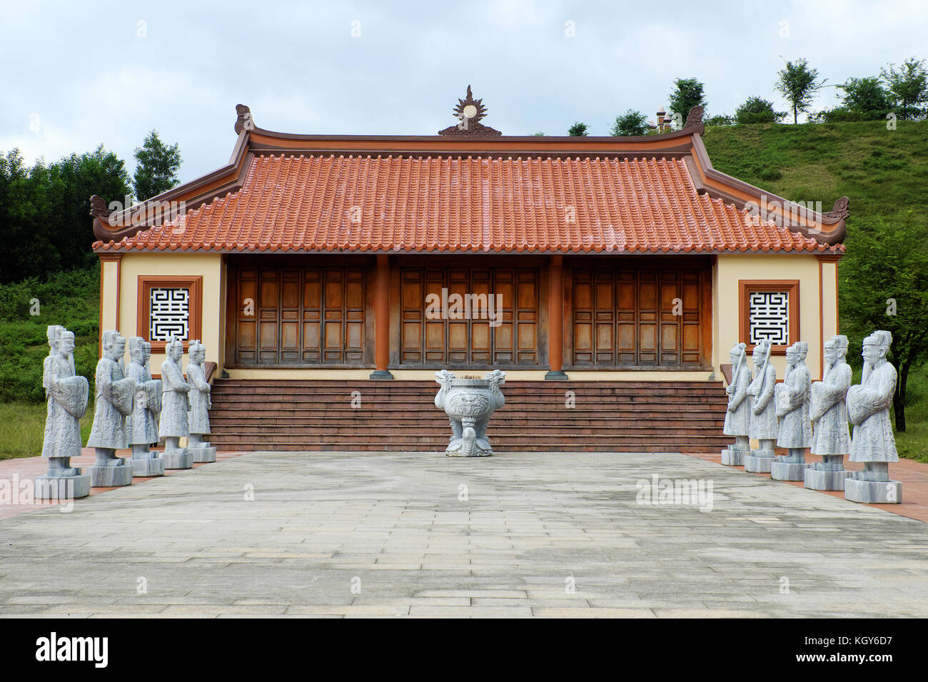 BINH DINH, VIETNAM, historischer Ort in Tay Son, inhärent in Nguyen Hue Held, Tempel auf einem Berggipfel für Opfer Himmel und Erde Stockfoto