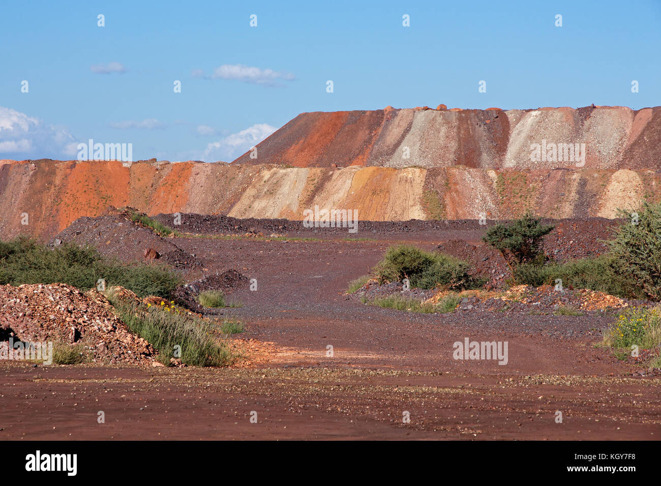 Bergbau dump mit bunten Schichten Boden aus Eisenerz Bergbau ausgegraben Stockfoto