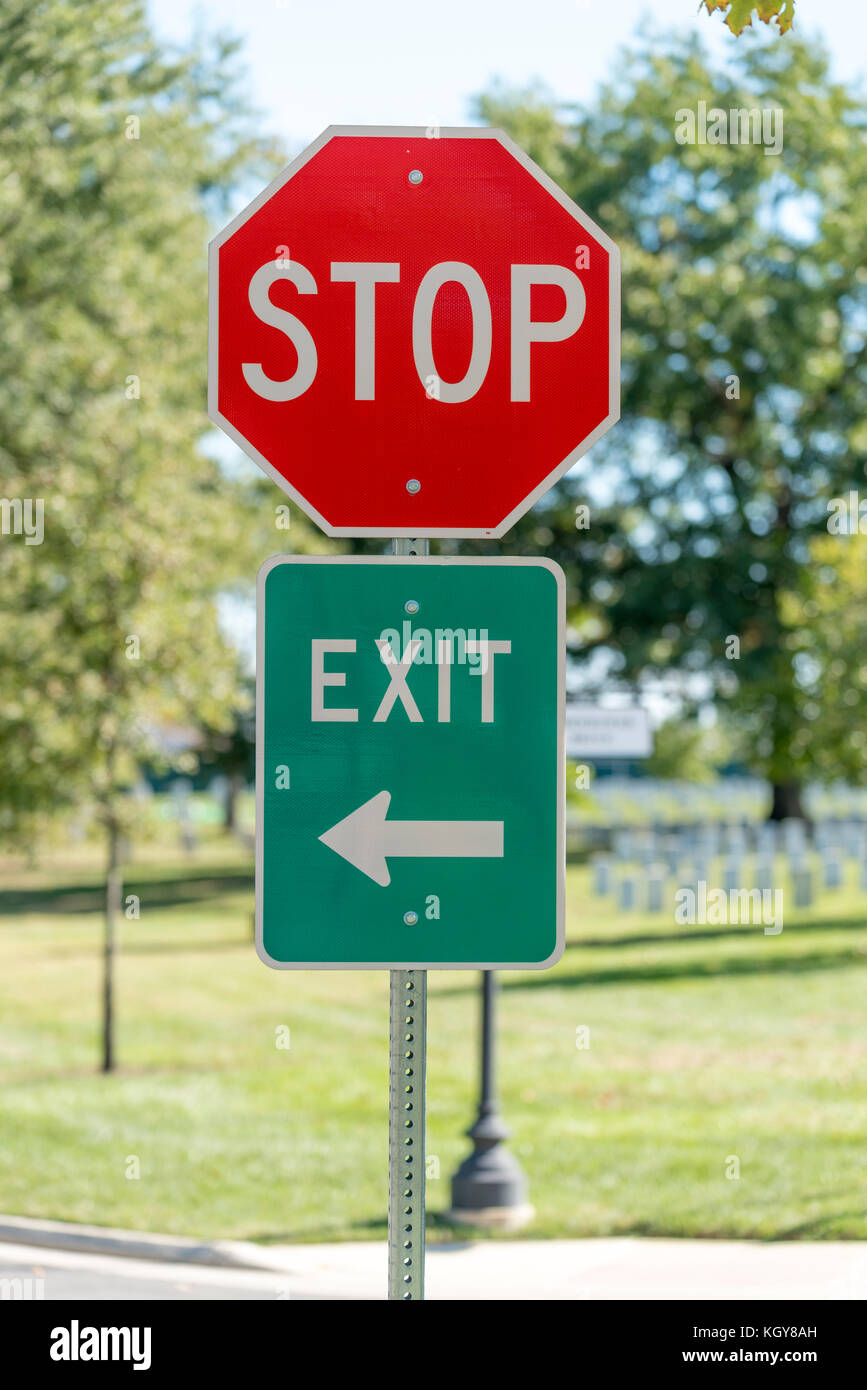 Anhalten und Beenden Verkehrszeichen Stockfoto