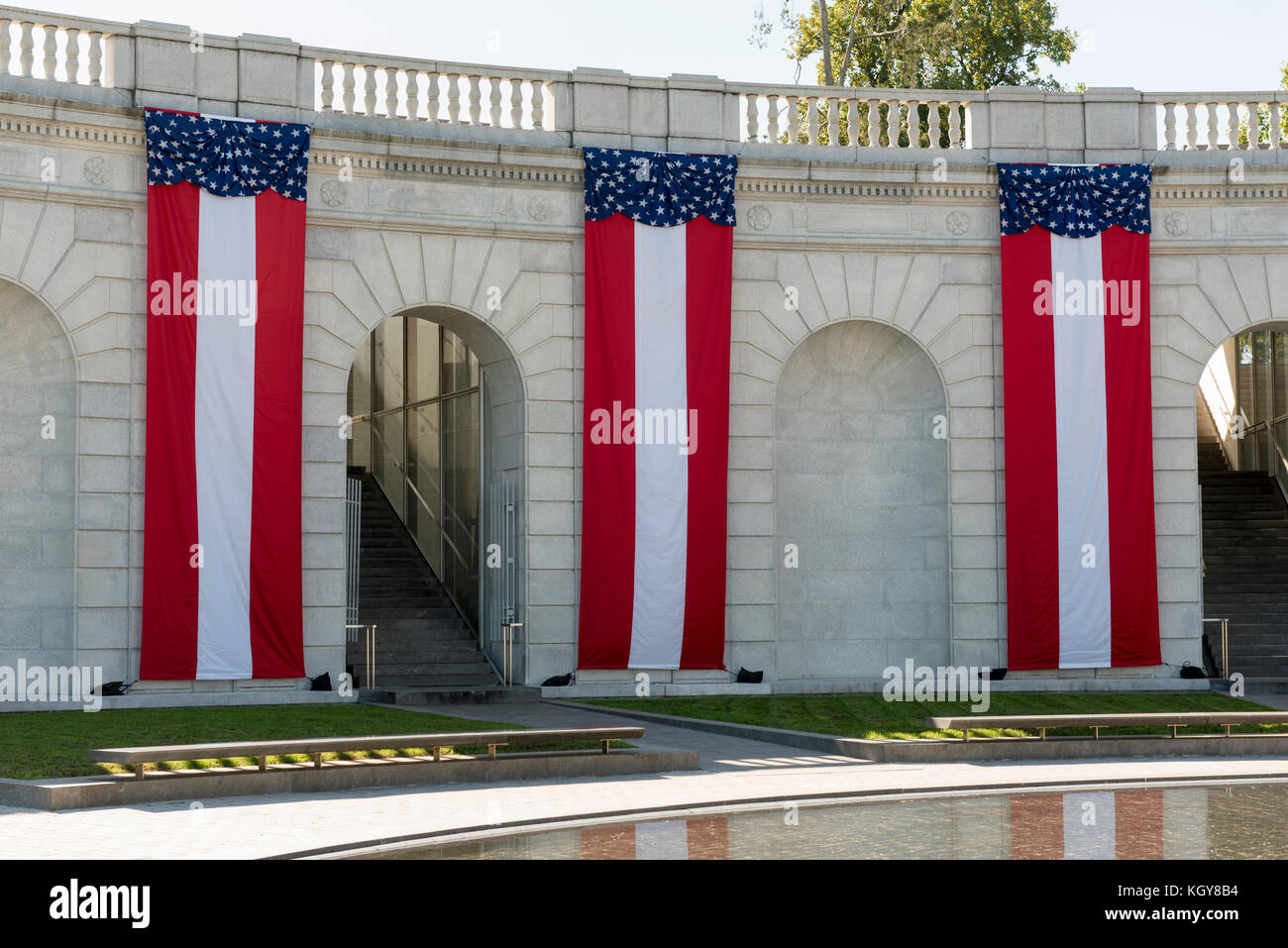 Frauen im militärischen Service für Amerika Memorial, Arlington National Cemetery, Washington DC mit Bannern, die die US-Strs und Streifen Flagge Stockfoto