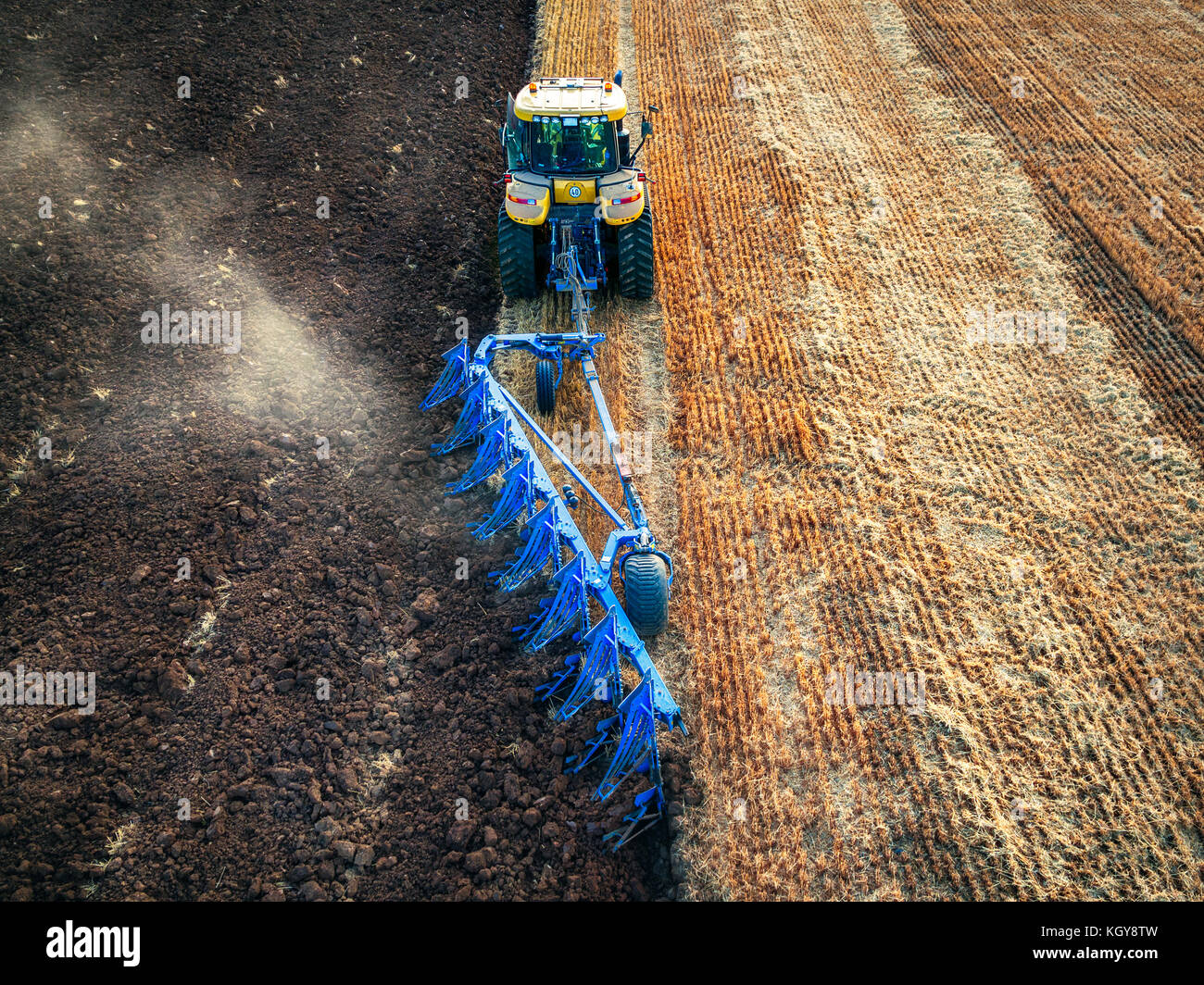 Traktor Pflege Feld am Herbst, Luftaufnahme Stockfoto