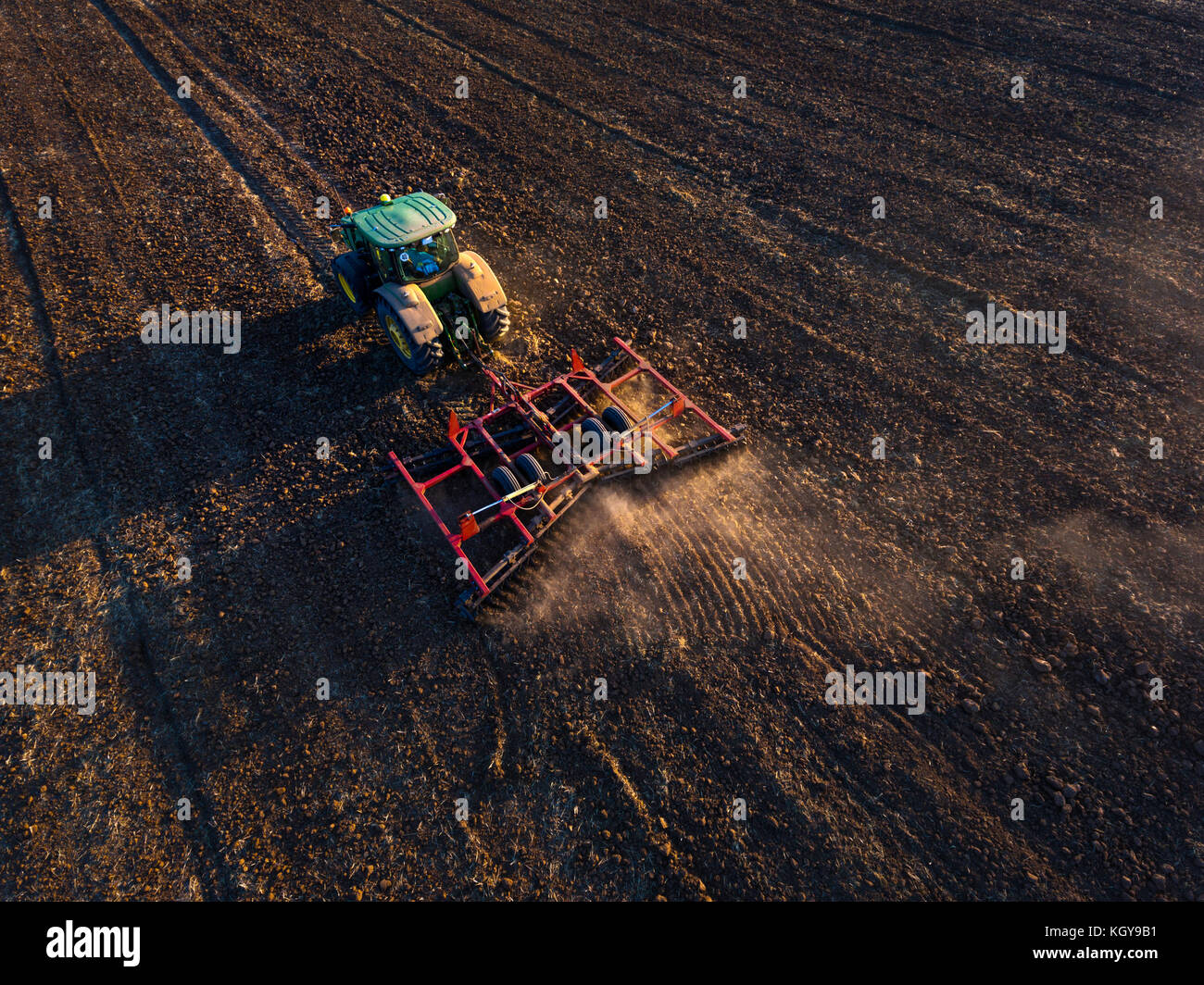 Traktor Pflege Feld am Herbst, Luftaufnahme Stockfoto